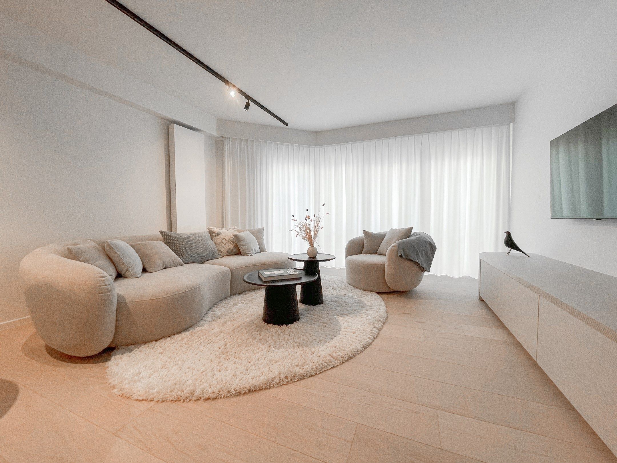 Stijlvol volledig gerenoveerd appartement met zijdelings zeezicht gelegen in het Zoute. foto {{pictureIndex}}