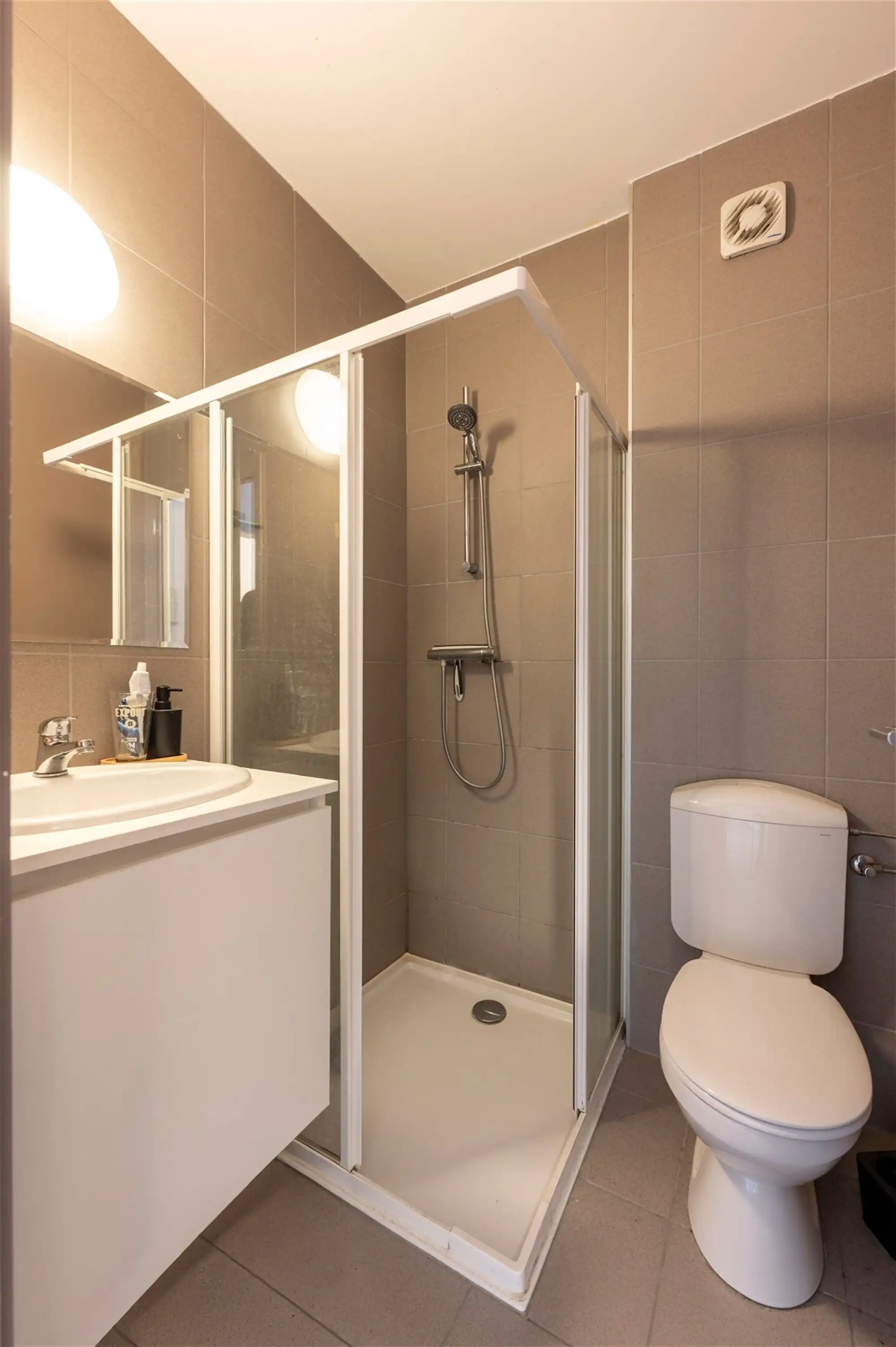 Gerenoveerde studentenkamer op het Eilandje foto 6