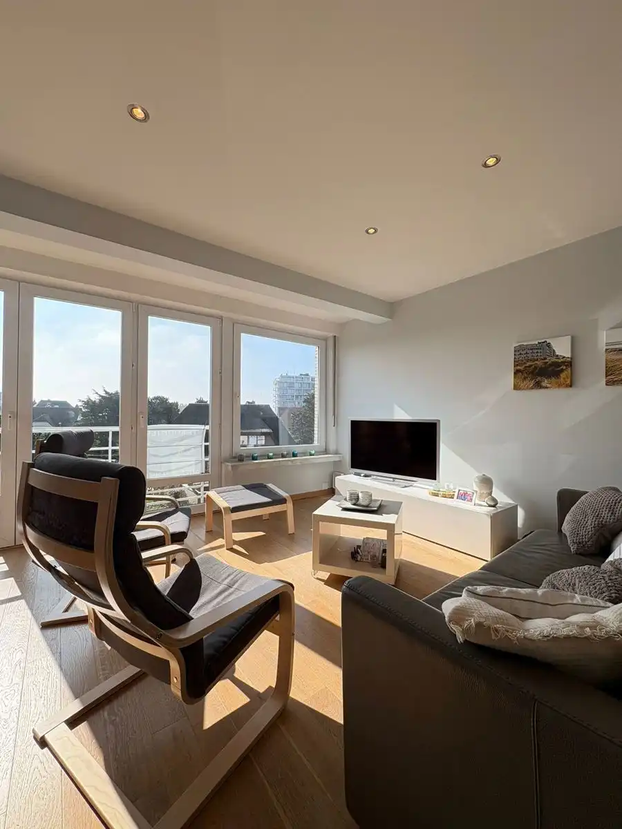 Luxueus afgewerkt en volledig gerenoveerd 2-slpk app. foto {{pictureIndex}}