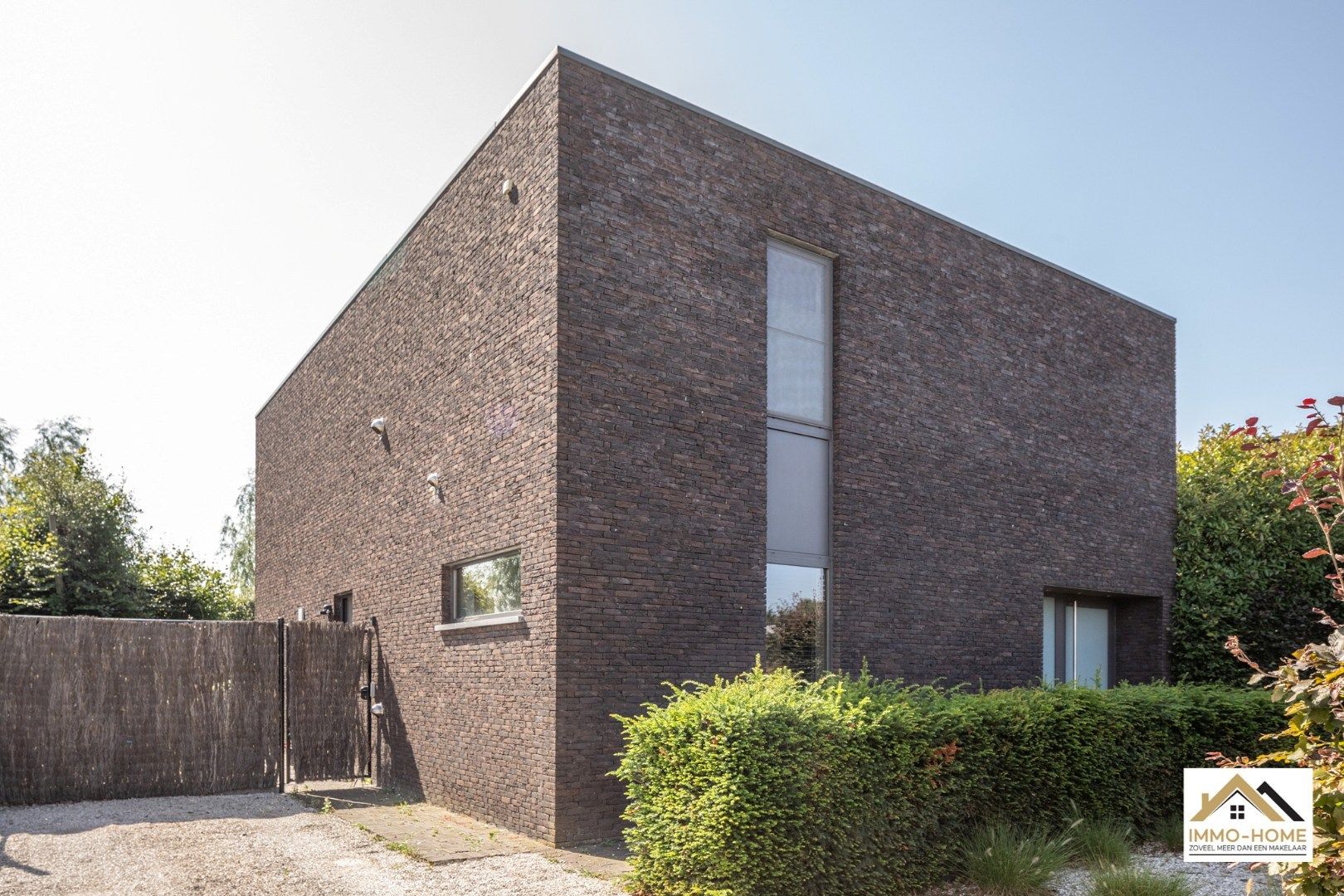 Knappe recente vrijstaande woning in centrum Lochristi!  foto {{pictureIndex}}