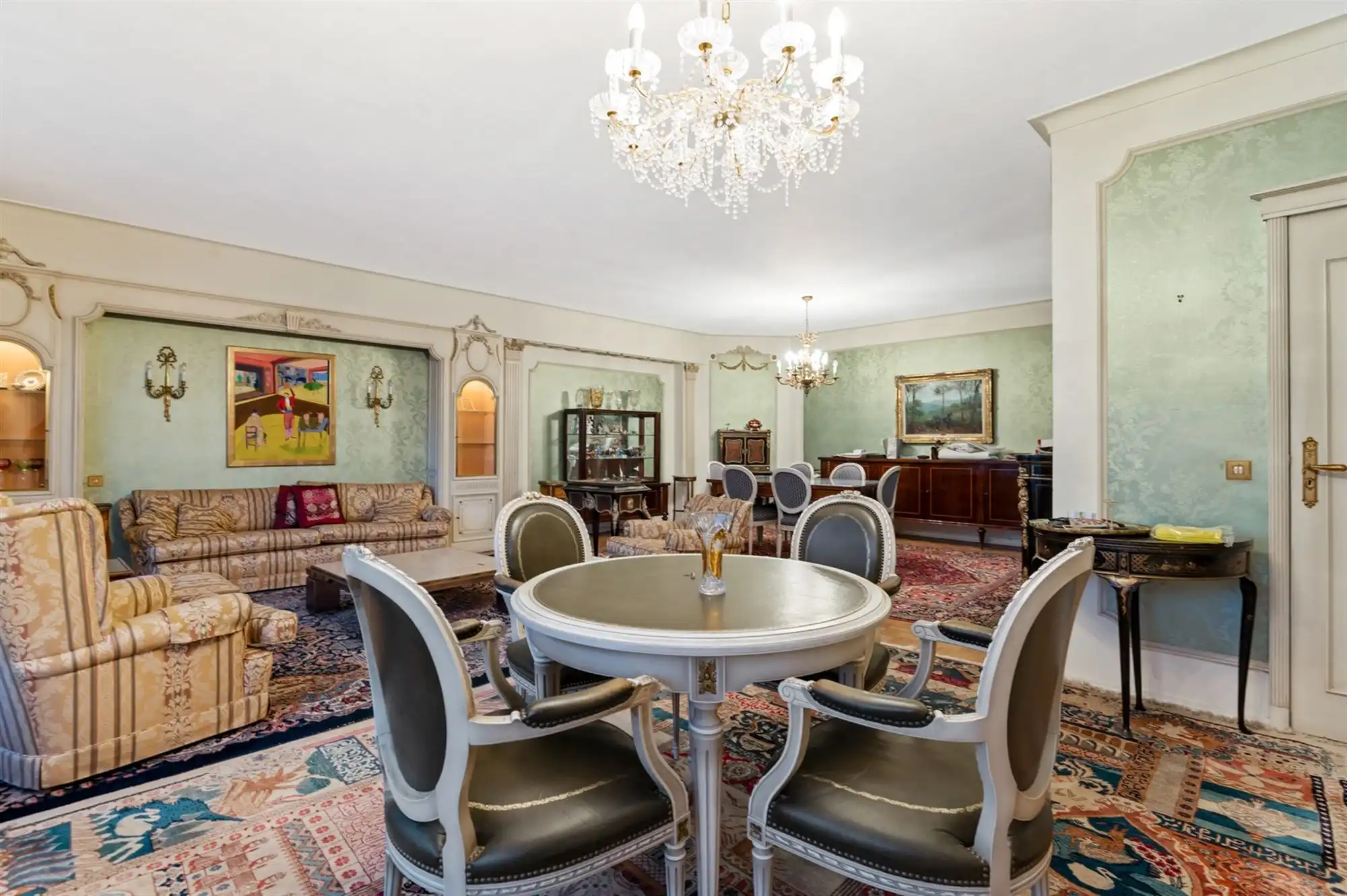 Royaal appartement met 4 slaapkamers op centrale locatie foto 3