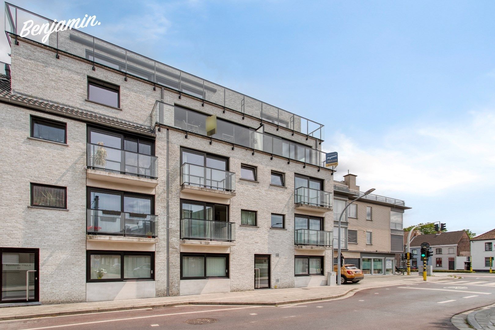 Recent instapklaar appartement met zonneterras en staanplaats in Roeselare foto {{pictureIndex}}