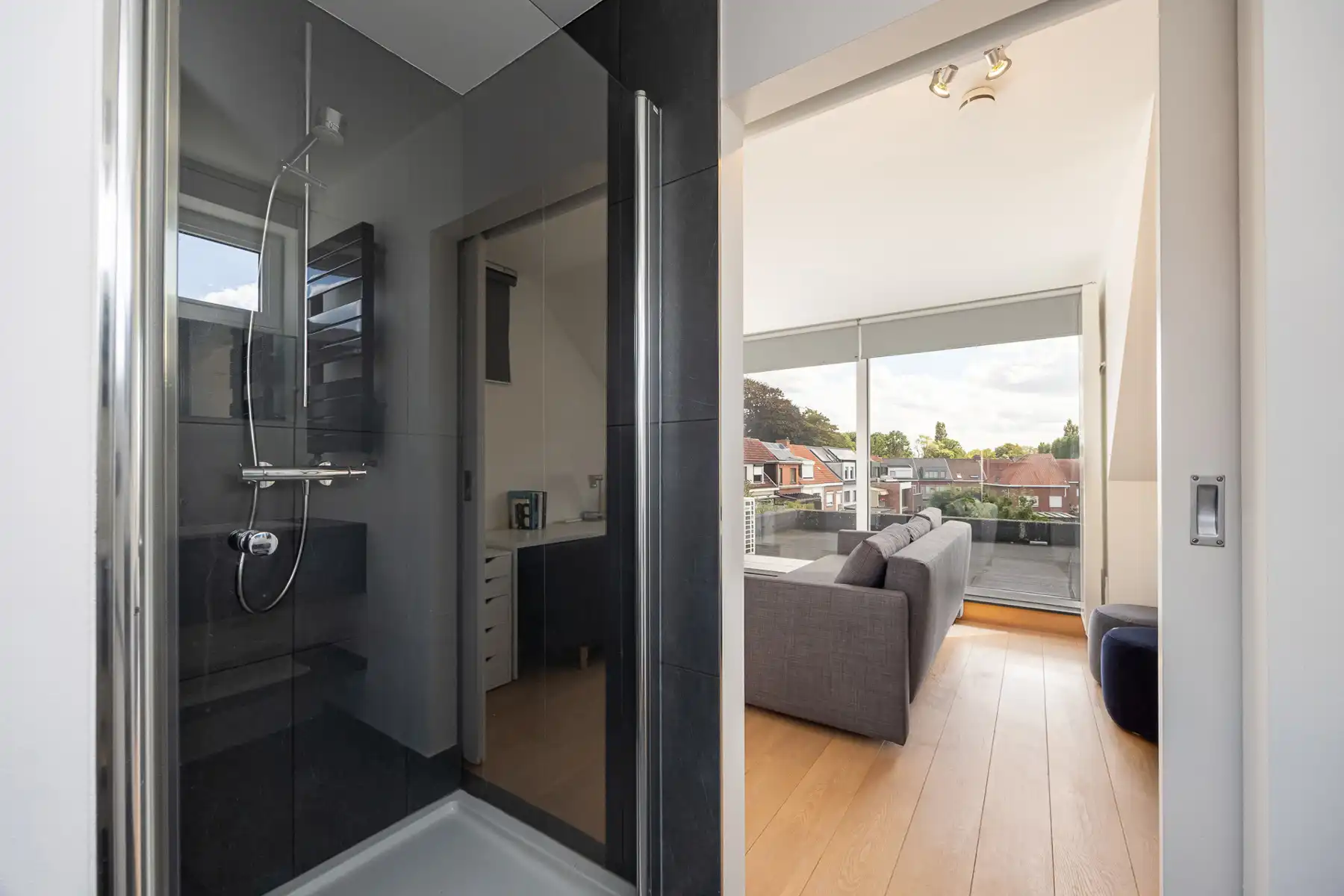 Knap afgewerkte woning met apart bedrijfsgebouw en parking foto 16