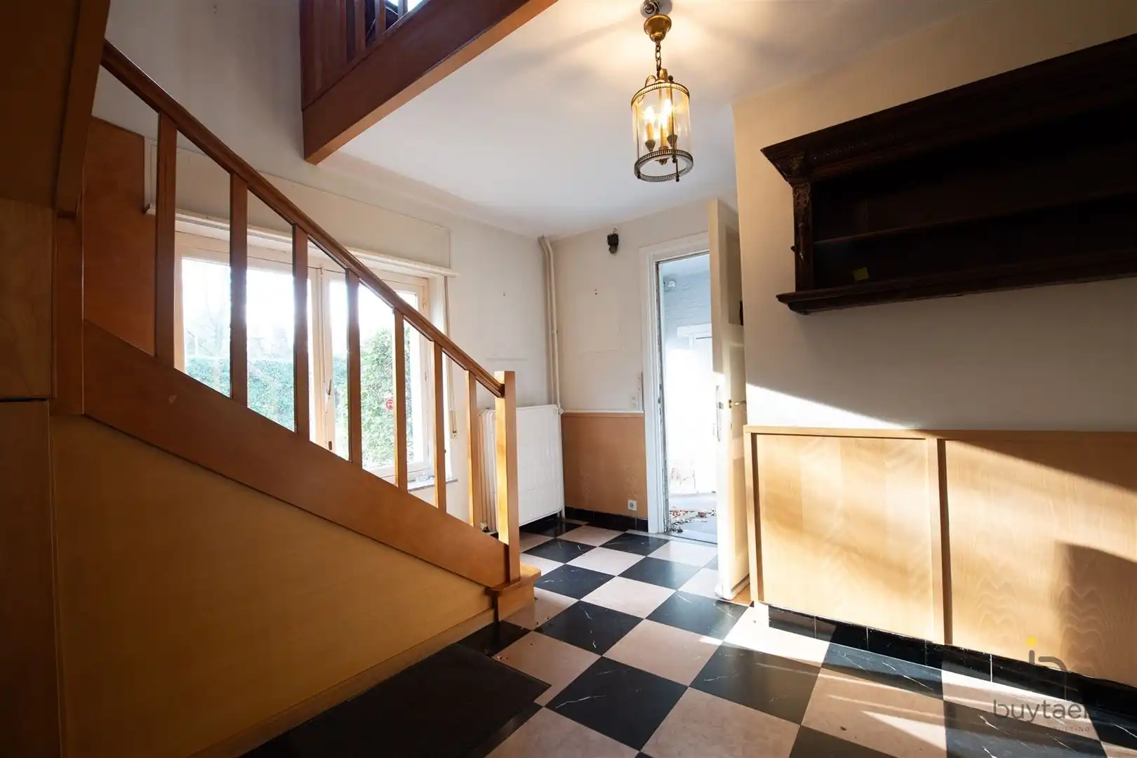 Veel renovatiepotentieel in ruime rustig gelegen familiewoning midden in het groen! foto 7