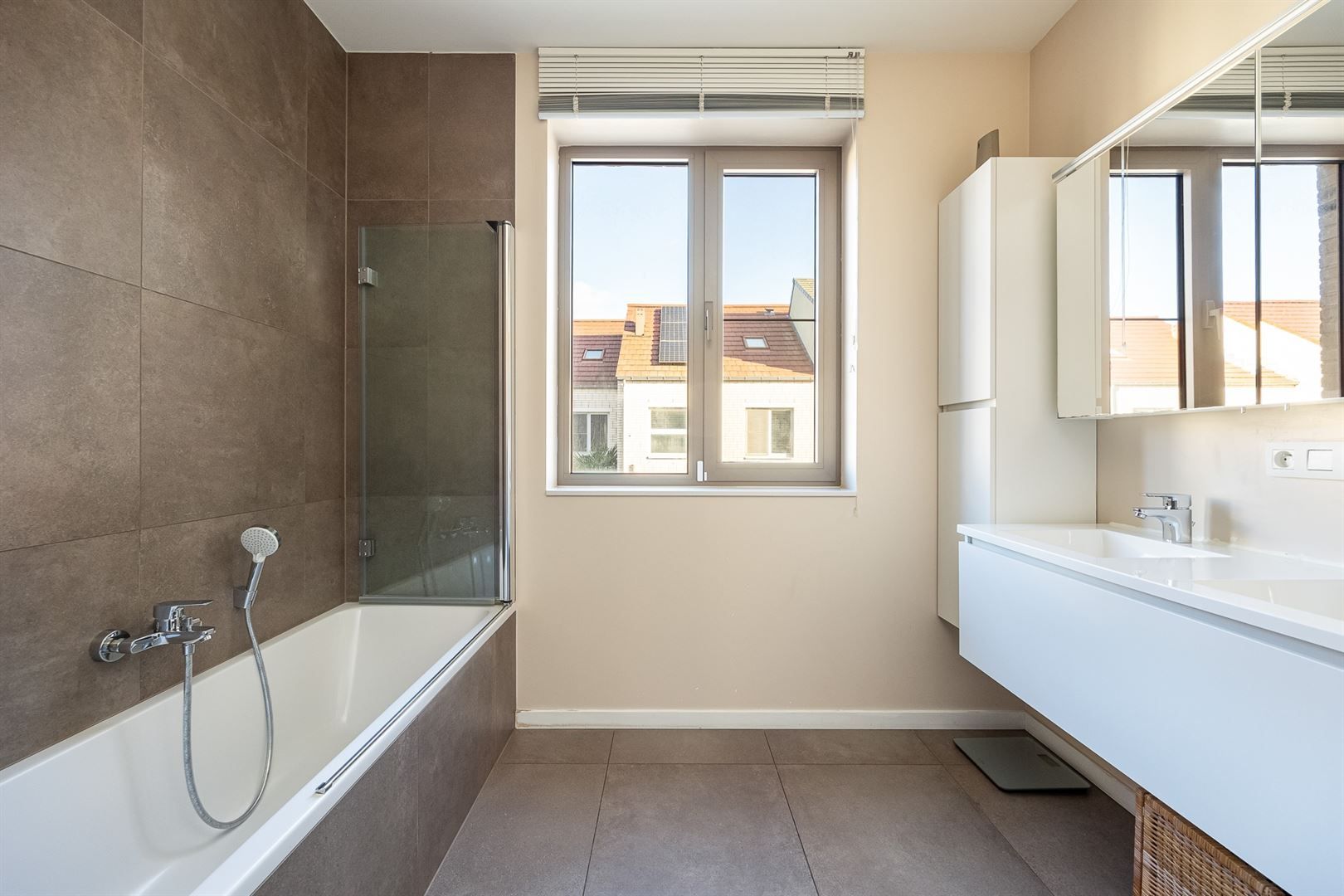 Recente nieuwbouw woning in de bruisende Regatta wijk.  foto 17
