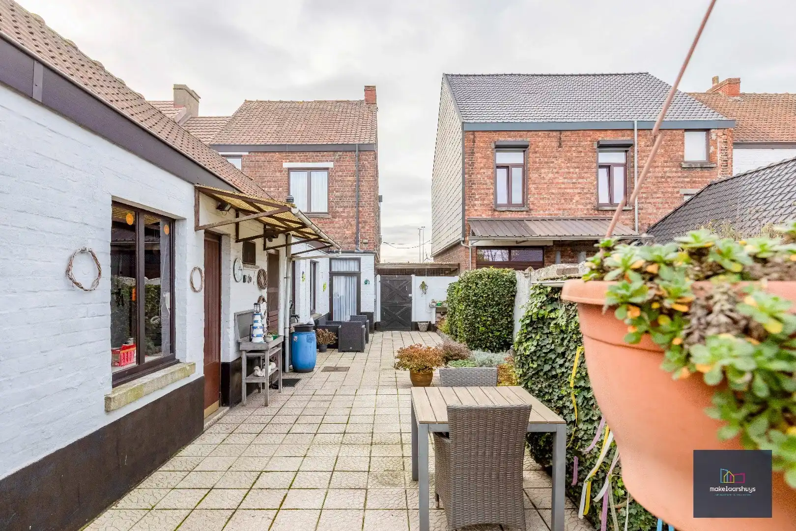 Verzorgde halfopen bebouwing met grote tuin en carport  foto 22