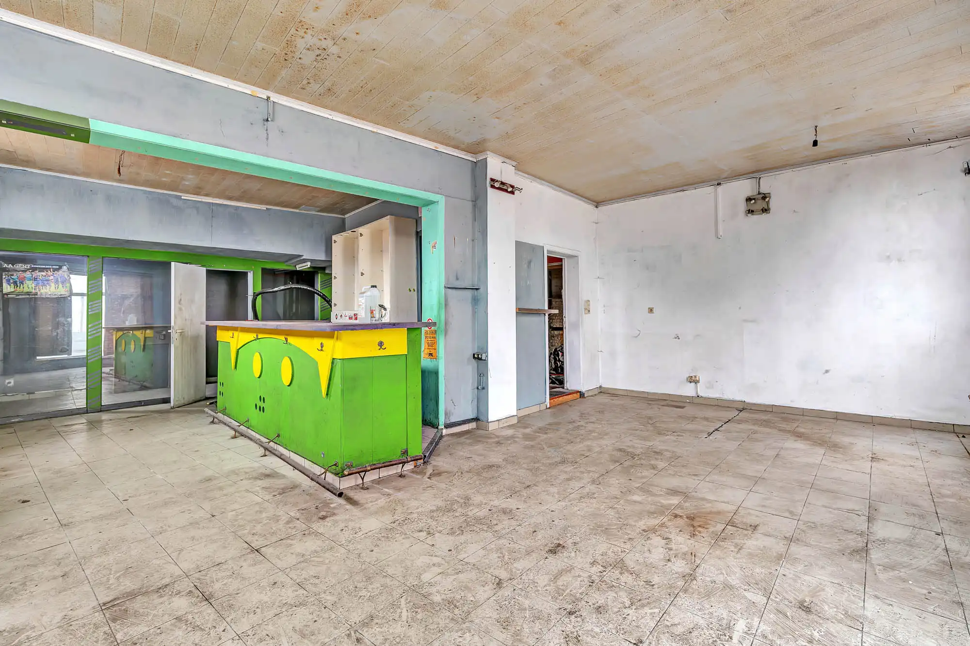 Volledig te renoveren handelspand met woonst op toplocatie foto 4