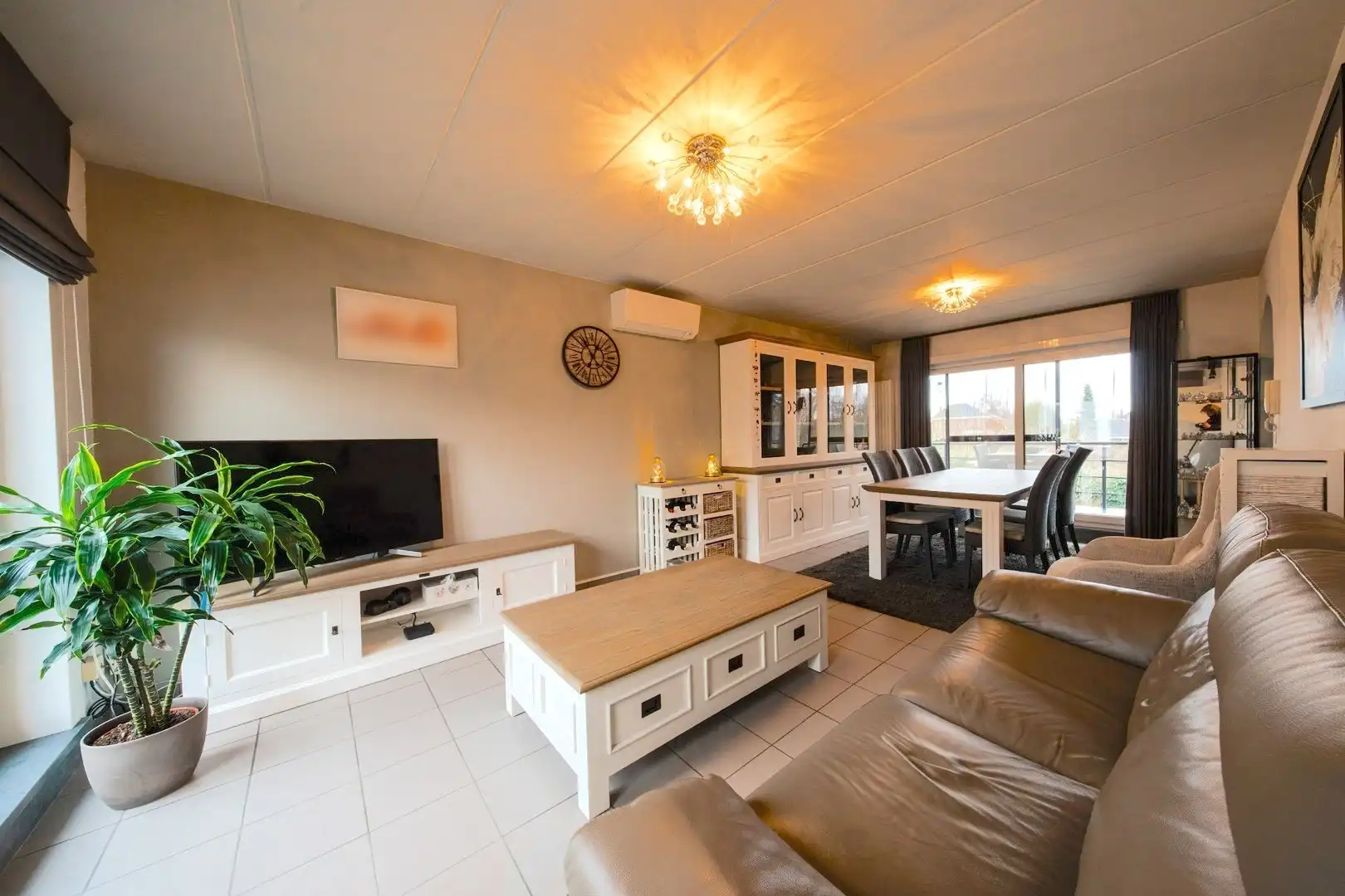 Instapklaar appartement met 3 slaapkamers, terras & zonnepanelen. foto {{pictureIndex}}