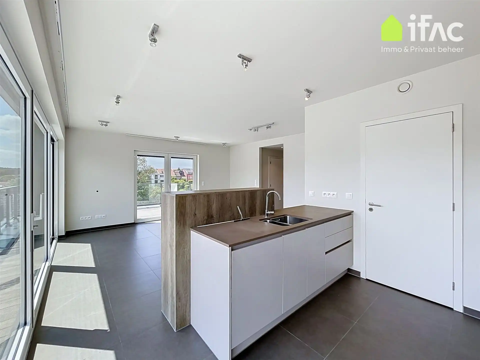 Lichtrijk penthouse appartement met ruim terras foto 9