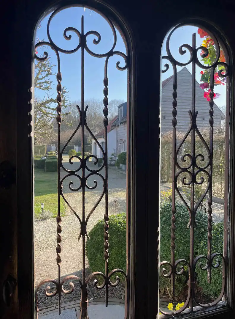 Idyllisch gelegen landgoed, voormalige hoeve, met karakterwoning, vakantieverblijf/boutique B & B met 6 vergunde kamers, parking en weide op circa 1 ha foto 4