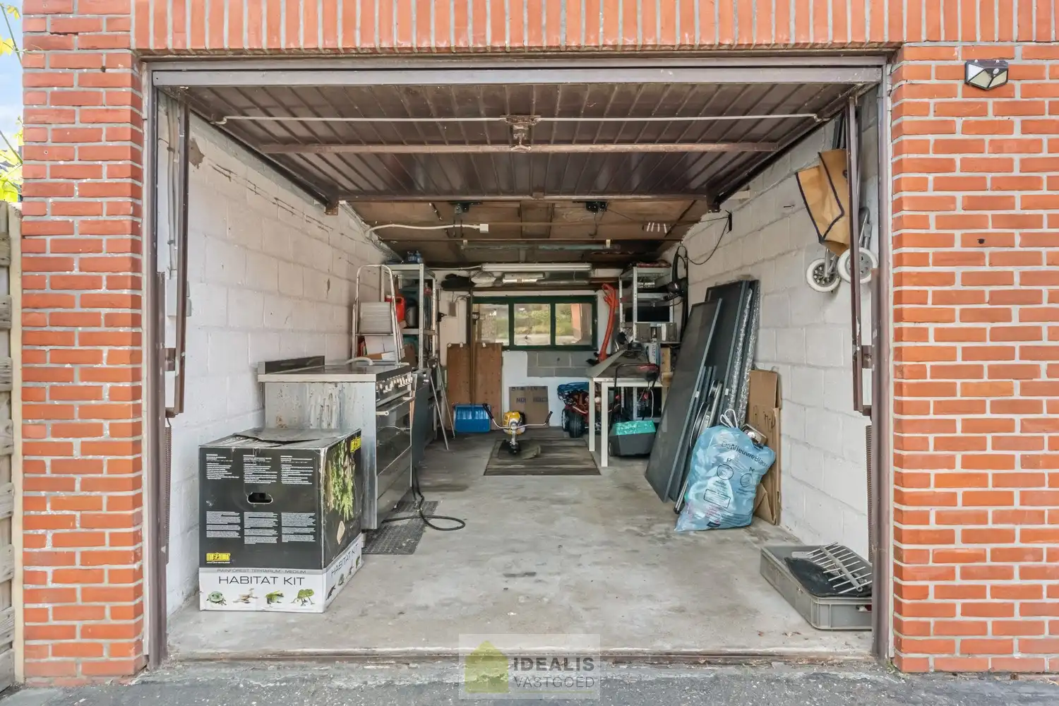 IDEALIS VASTGOED – EENGEZINSWONING MET EEN KNAPPE LEEFRUIMTE MET OPEN HAARD EN AANSLUITEND OPEN MODERNE KEUKEN, EEN HEERLIJKE VERANDA, MOGELIJKHEID TOT 4 SLAAPKAMERS, 2 BADKAMERS, 2 GARAGES EN EEN RUIM WERKHUIS MOMENTEEL INGERICHT ALS LOUNGERUIMTE, VOLLEDIG AANGELEGD MET EEN KNAPPE TUIN OP EEN PERCEEL VAN 8A 65CA! Deze ruime gezinswoning omvat +- 204m² netto bewoonbare oppervlakte met een aangename woonkamer bestaande uit zit-en eetgedeelte, een open moderne keuken, veranda, mogelijkheid tot 4 slaapkamers en 2 badkamers. Momenteel is de woning ingericht als 2 aparte woongelegenheden. Tevens beschikt de woning over een apart garagegebouw bestaande uit 2 garages met achterliggend een werkhuis momenteel ingericht als loungeruimte. Een unieke kans voor kandidaten op zoek naar een ééngezinswoning voorzien van alle faciliteiten op een fijne locatie tussen de centra van Oudsbergen, Bocholt, Bree en Peer! De huidige eigenaar heeft reeds een nieuw dak aangekocht. Dit wordt geplaatst voor de... foto 31