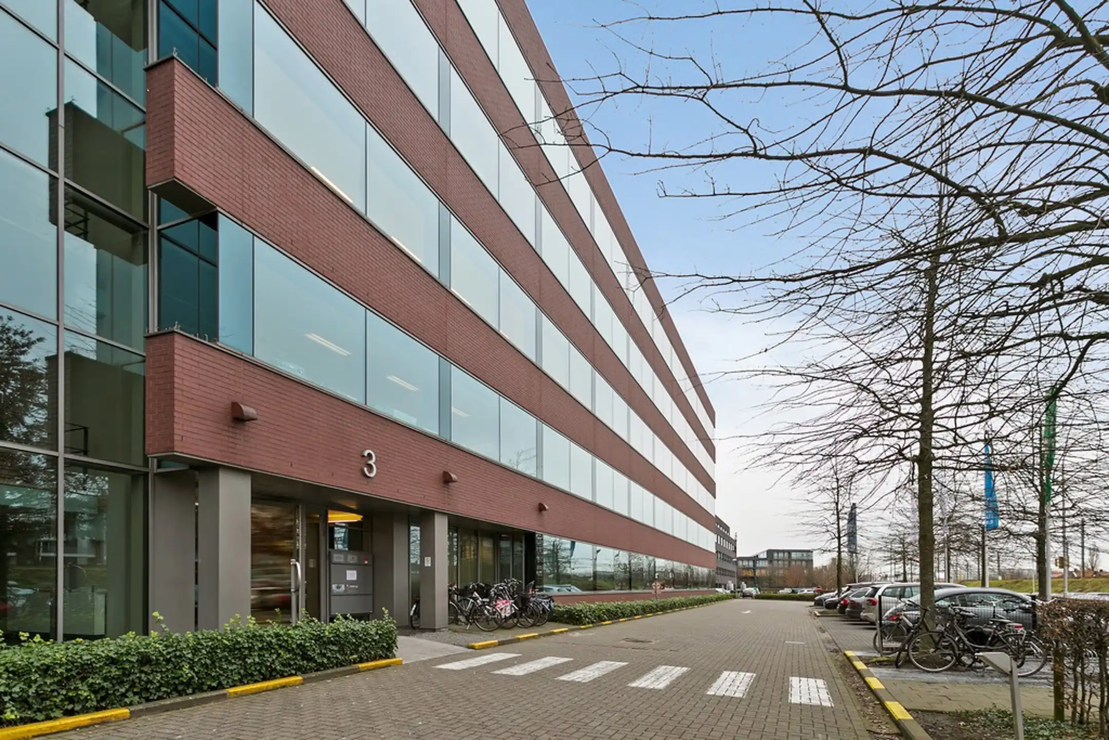 Modern kantoor gelegen op strategische locati foto 3
