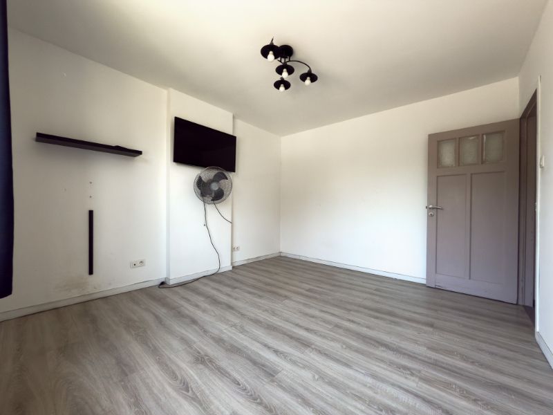 Zedelgem. Centraal gelegen vernieuwde HALF OPEN BEBOUWING met 4 slaapkamers, dressing, garage en bergingen. Ideale ruime gezinswoning met vloerverwarming! foto 8