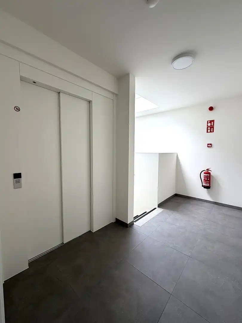 Mooie penthouse met 2 slaapkamers en fenomenaal terras op een gegeerde ligging! foto 4
