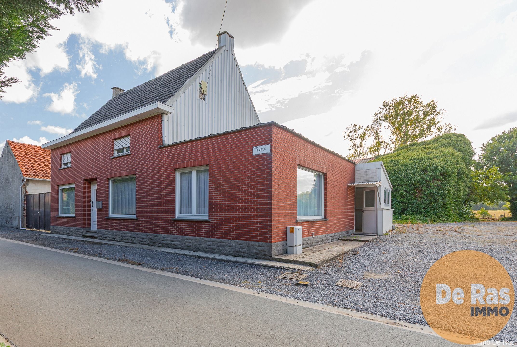Hoofdfoto van de publicatie: LEDE– Te renoveren woning op perceel van 12a 71ca