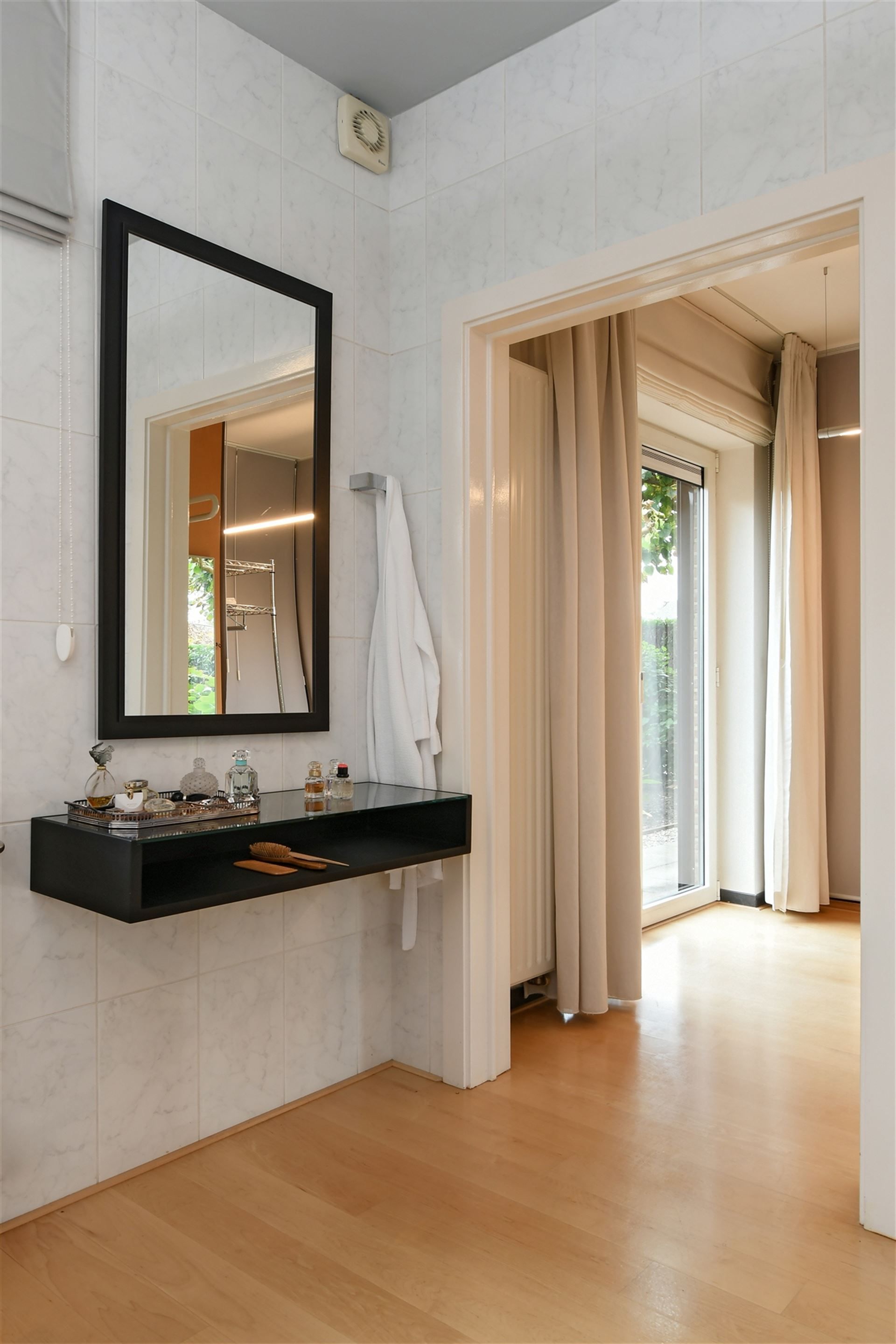Luxueus en instapklaar appartement met 3 terrassen en ondergrondse garagebox in residentie “Leemhoek III” te Maaseik. foto 36