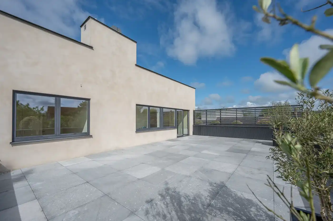 Luxueus gerenoveerde villa met zwembad op een toplocatie in een rustige residentiële wijk van het Zoute. foto 31