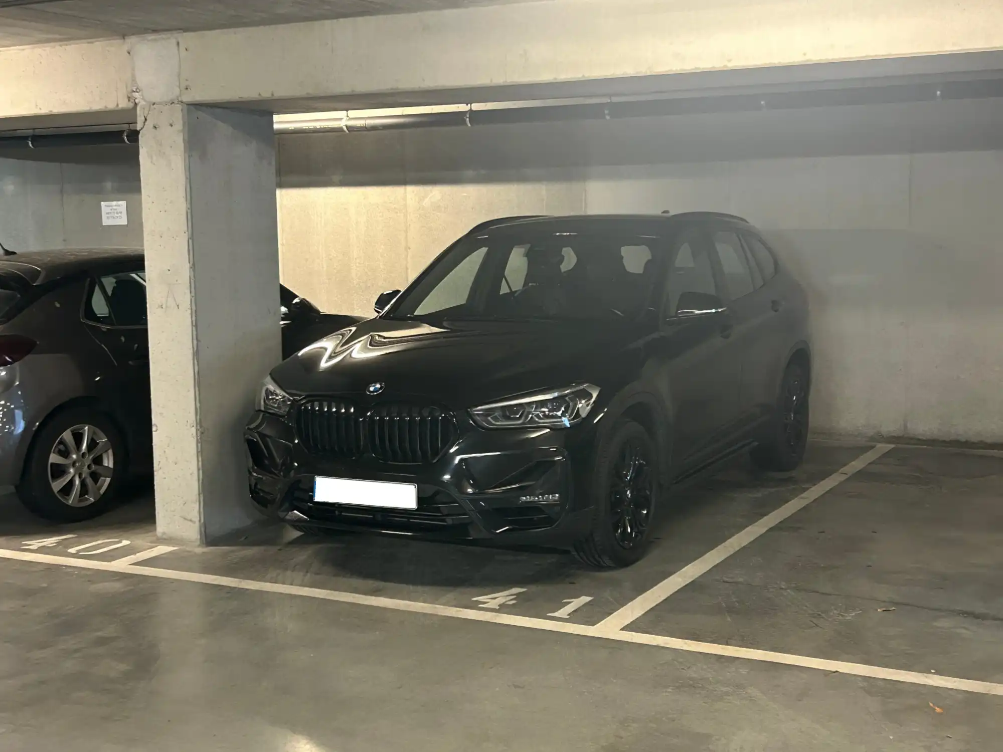 Verzorgde autostaanplaats op de ZAAT in Temse foto {{pictureIndex}}