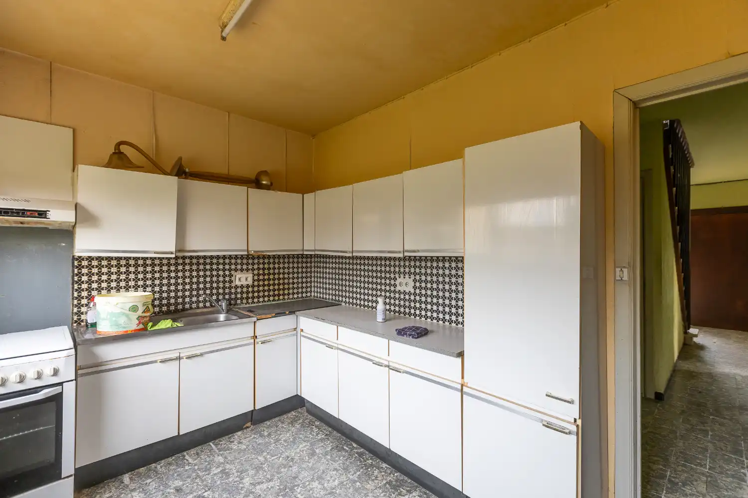 Te renoveren woning op uitstekende locatie foto 9