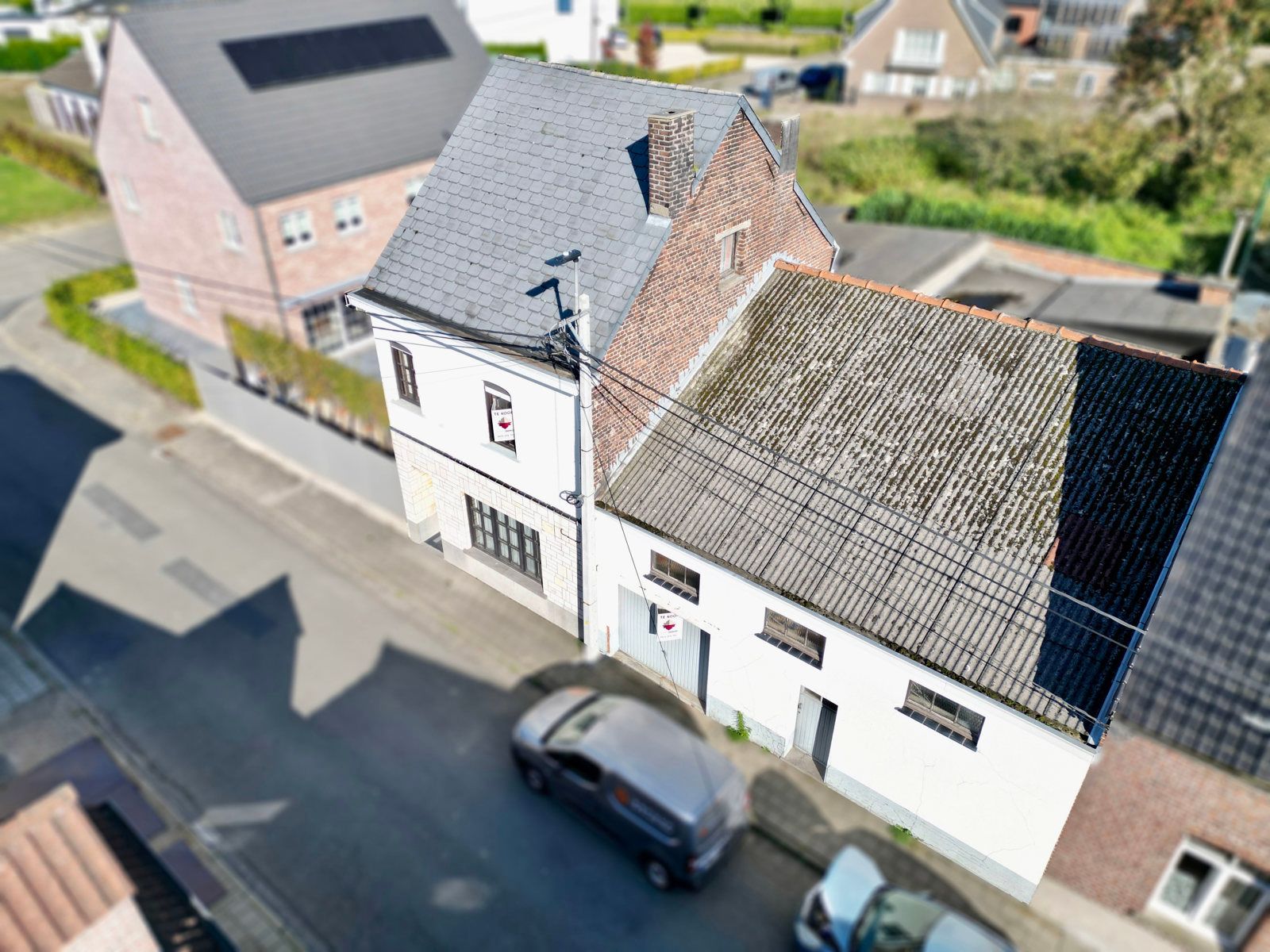 Hoofdfoto van de publicatie: Zéér ruime, Te renoveren woning met 3 SLPK én garage!