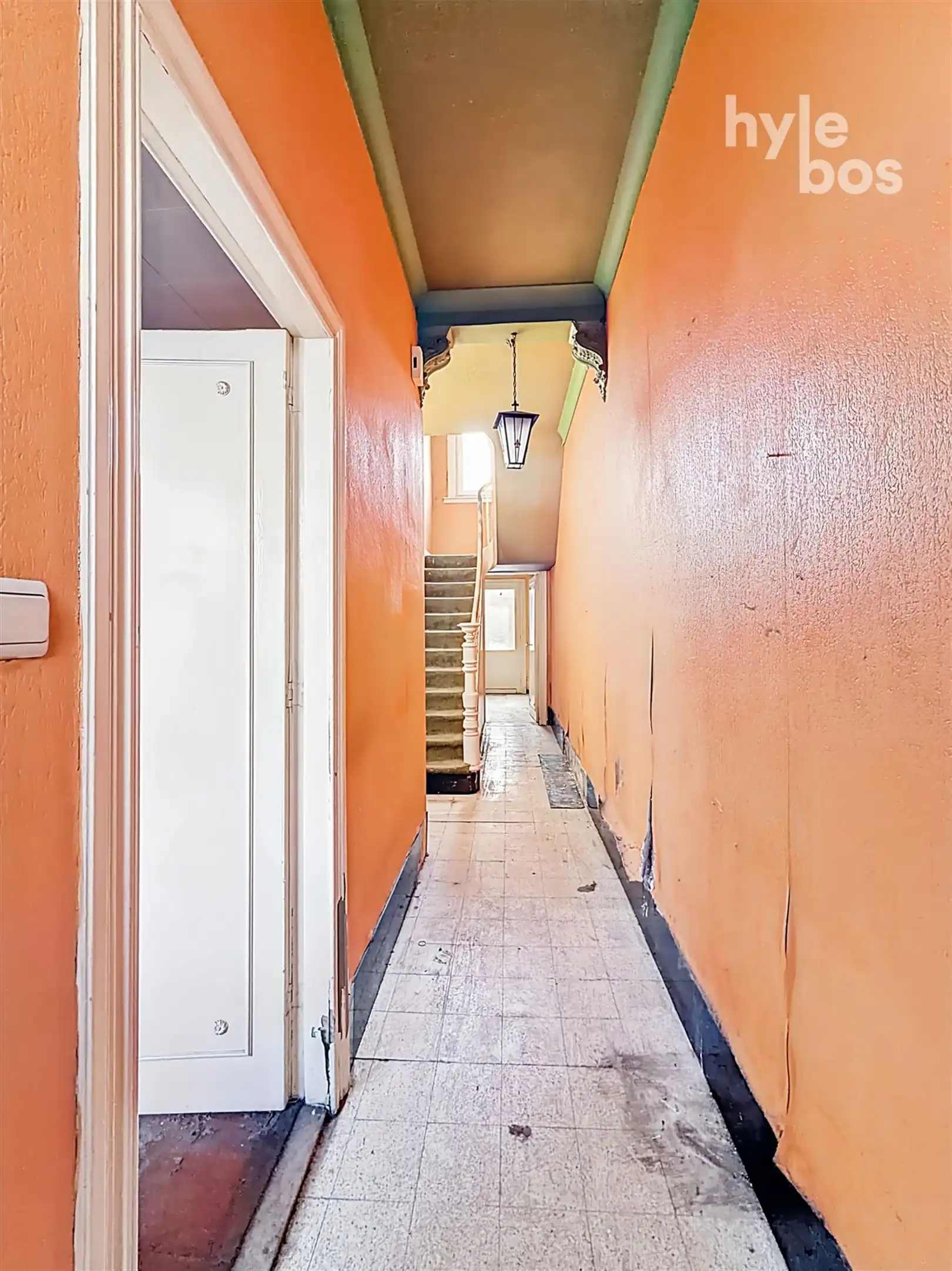 Te renoveren woning met tuin op uitstekende ligging foto 4