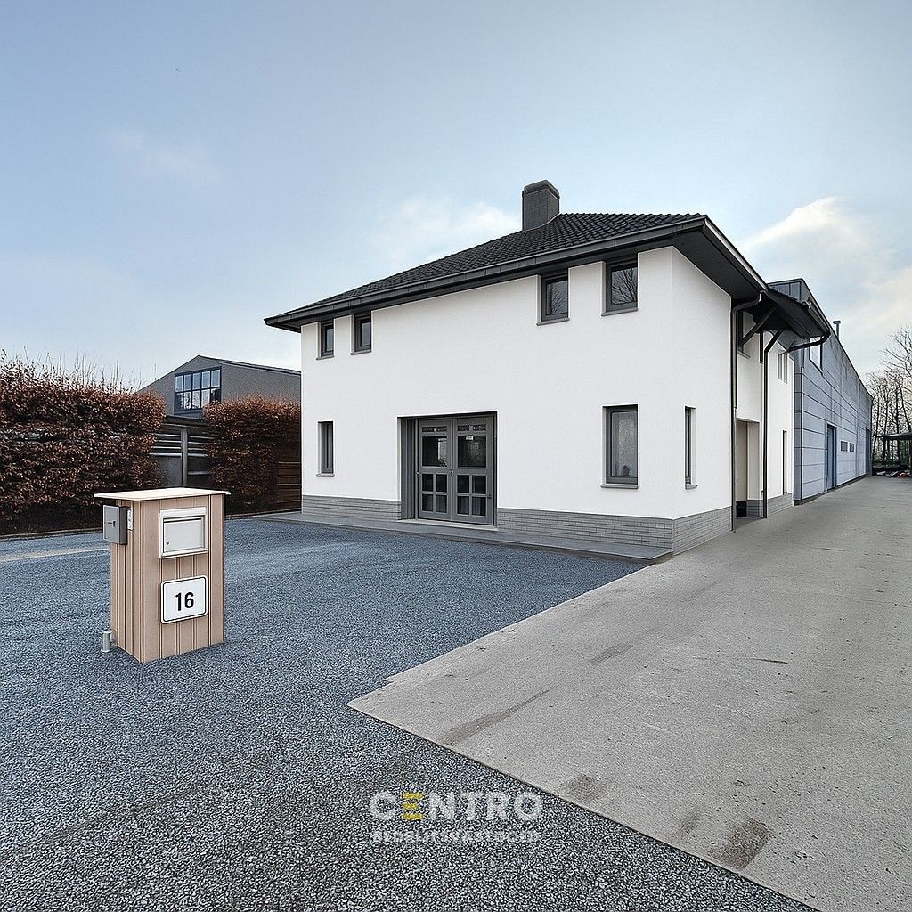 Prachtig BEDRIJFSPAND, bestaande uit MAGAZIJN (576m2 + tussenverdieping), BURELEN en instapklare, alleenstaande WONING. Op ambachtelijke zone te Aalter. foto {{pictureIndex}}