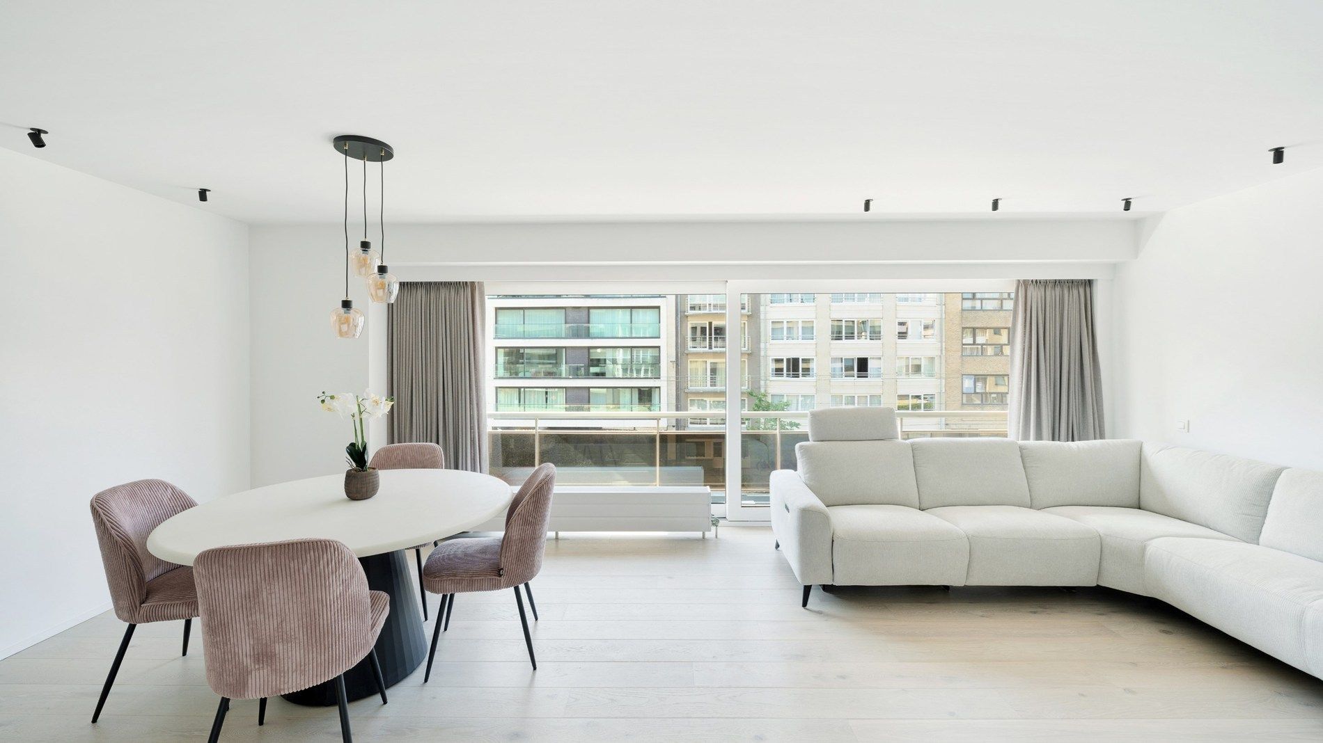 Smaakvol gerenoveerd appartement met 2 slaapkamers te Heist foto 4