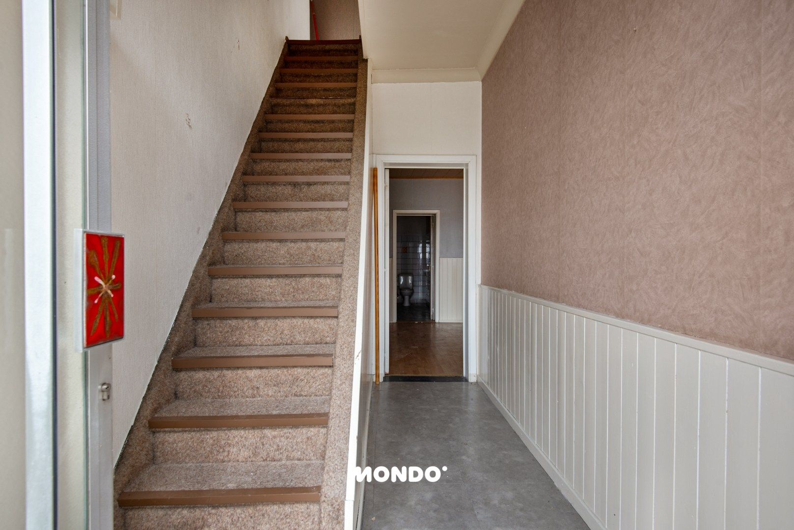 Te renoveren woning met veel potentieel!  foto 2