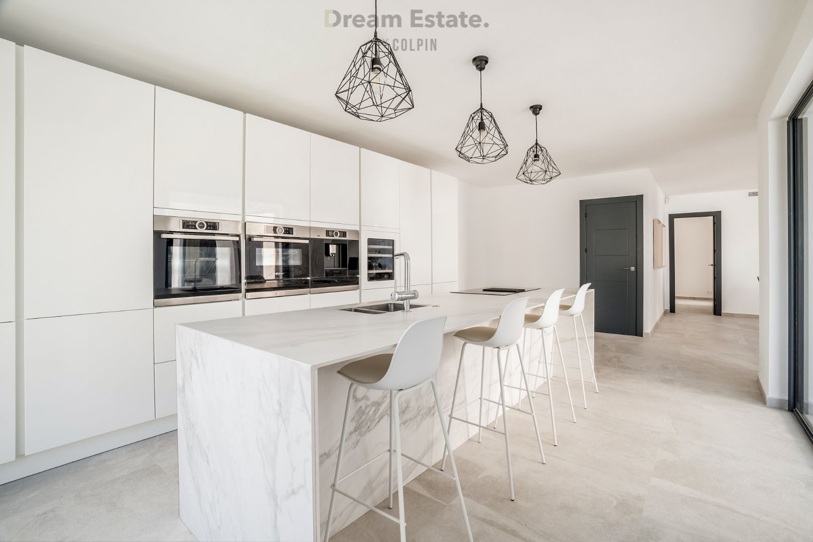 Een moderne familie villa te El Paraiso, Benahavis, New Golden Mile foto 6