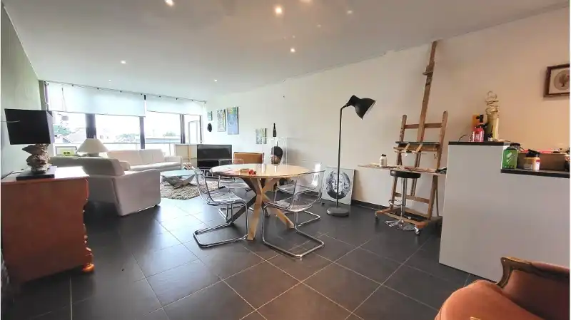 Instapklare 2-slaapkamerduplex met terras en carport te huur in Sijsele Damme foto 2