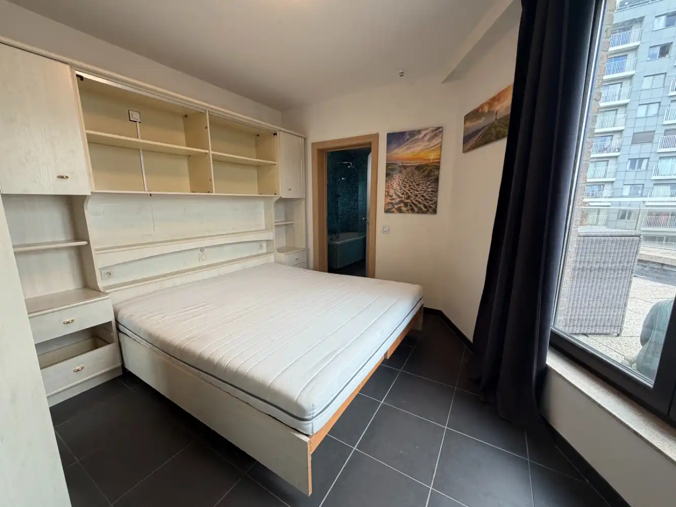 Dit charmante penthouse met één slaapkamer onderscheidt zich door zijn uitzonderlijke terrassen rondom het appartement. Dankzij de ruime buitenruimtes geniet u op elk moment van de dag van de zon en het buitenleven. Een unieke woonbeleving voor wie op zoek is naar een combinatie van comfort, rust en een overvloed aan buitenruimte. foto 14