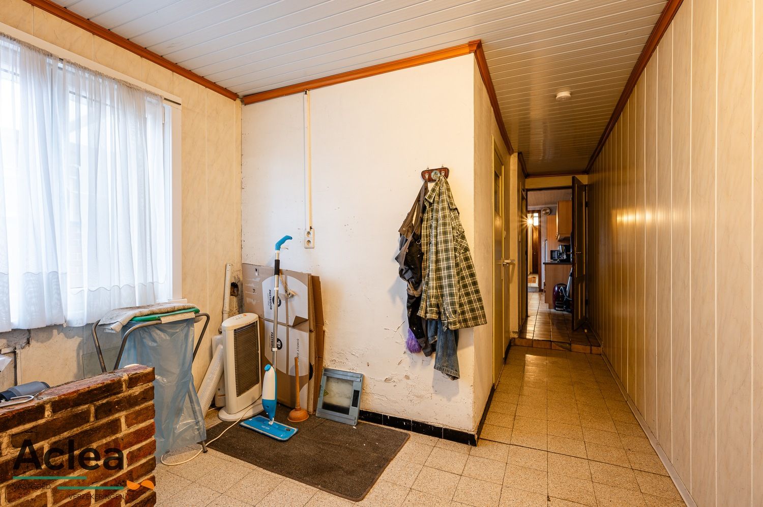 Te renoveren woning met 3 slpks, diepe tuin en garage achteraan met uitweg foto 11