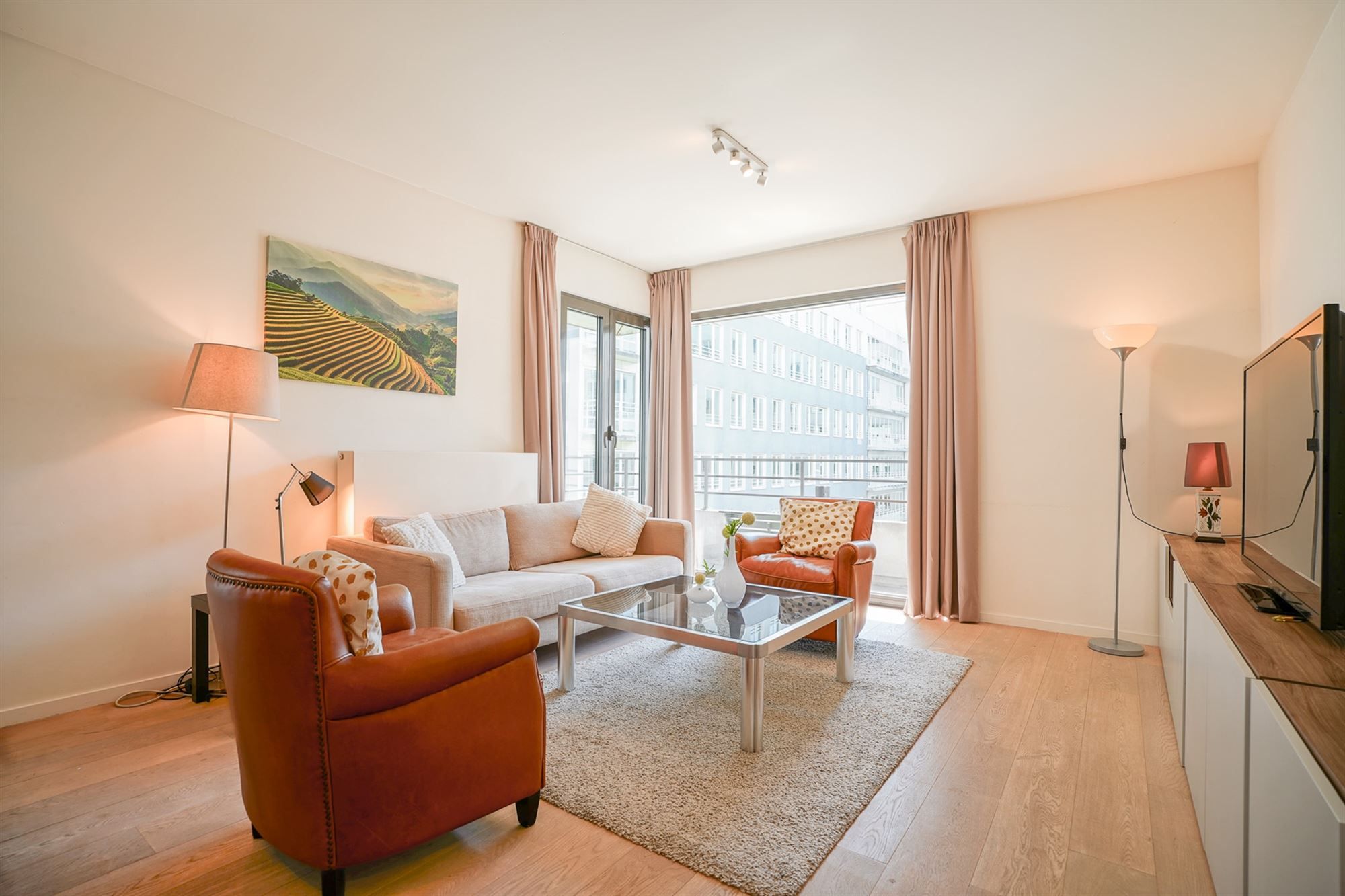 Licht en ruim appartement te koop nabij Tour & Taxis foto {{pictureIndex}}