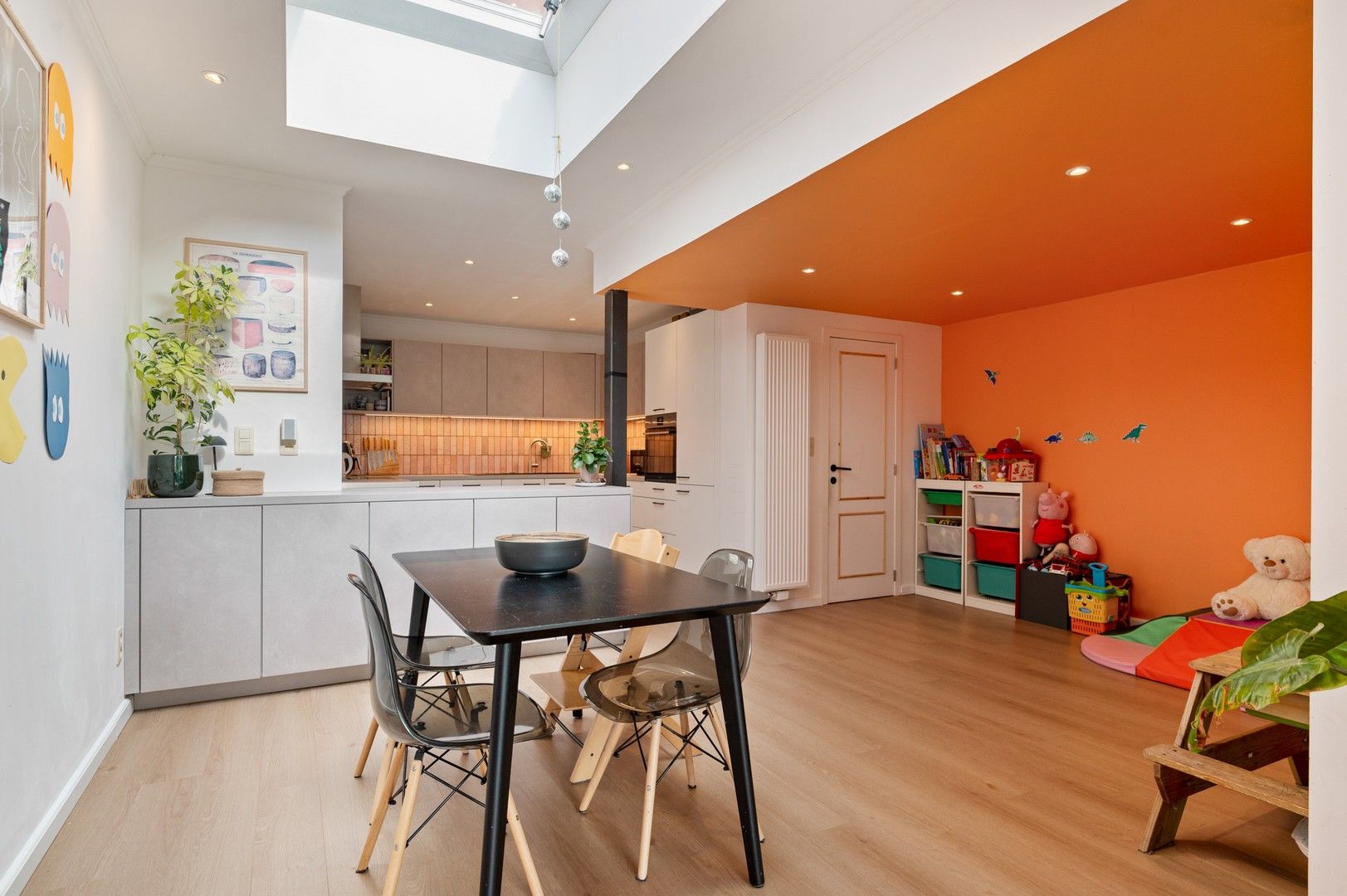 Energiezuinige woning met 4 slpk, inpandige garage en tuin foto {{pictureIndex}}