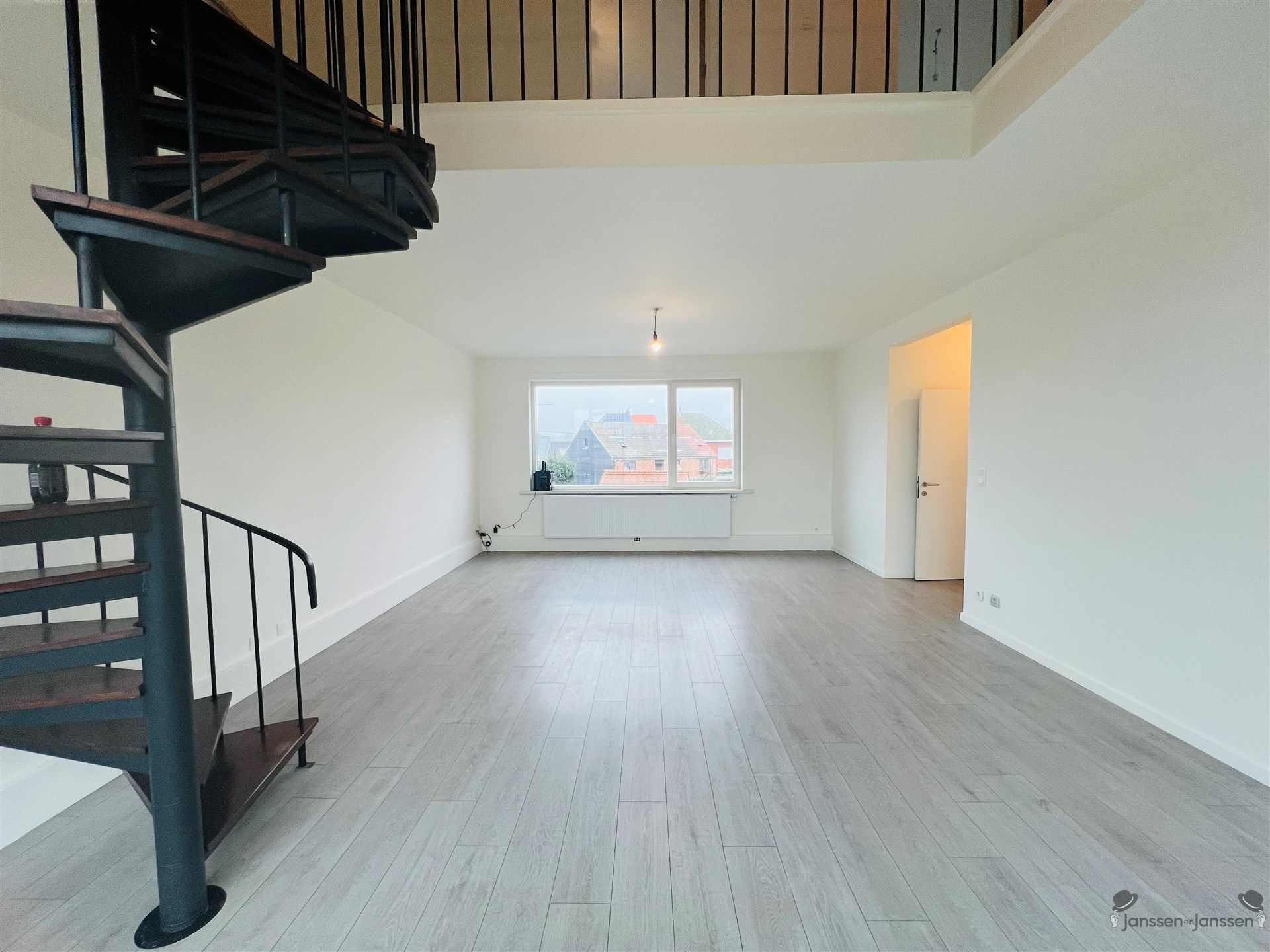 Gerenoveerd duplexappartement met 2 slpkmrs foto 6