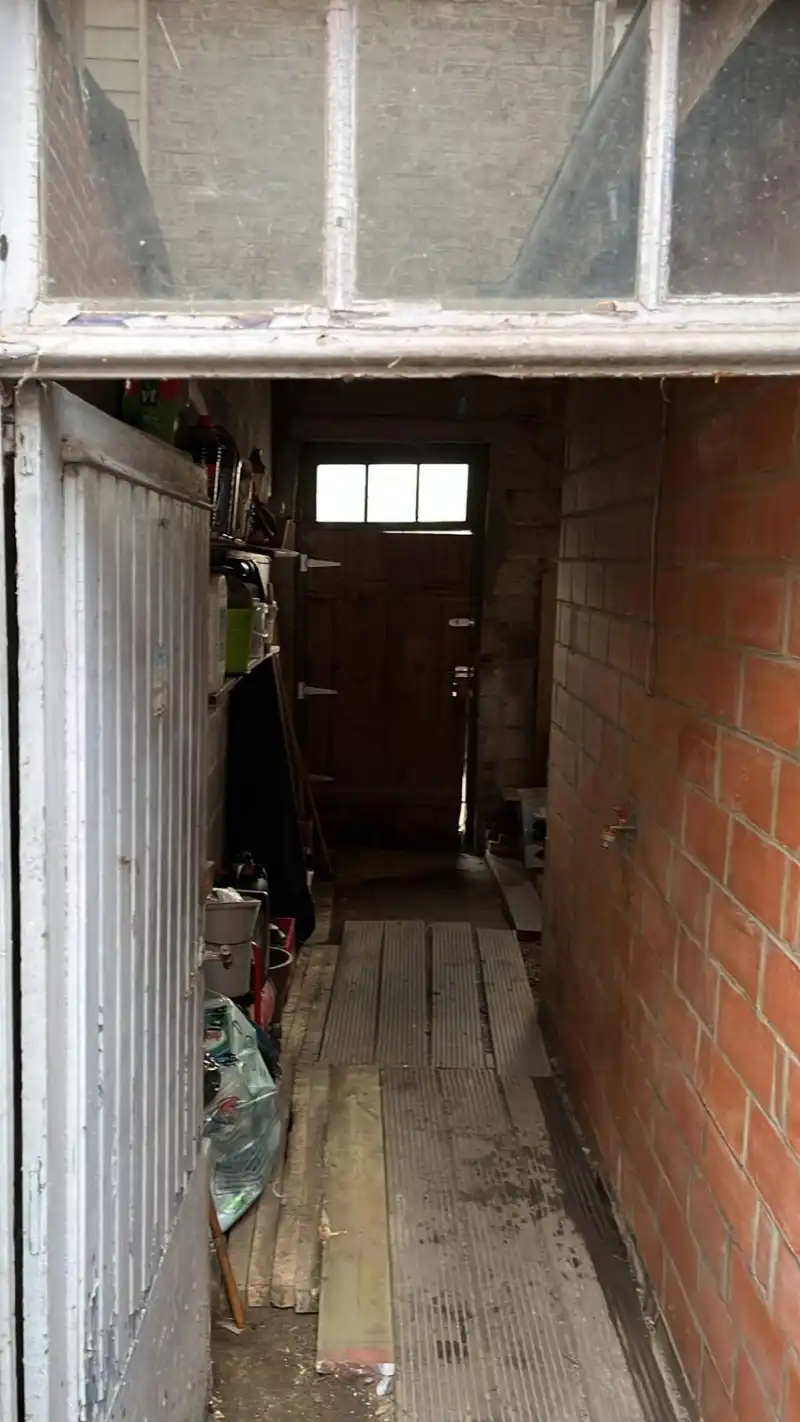 Te renoveren starterswoning met ruime tuin foto 7