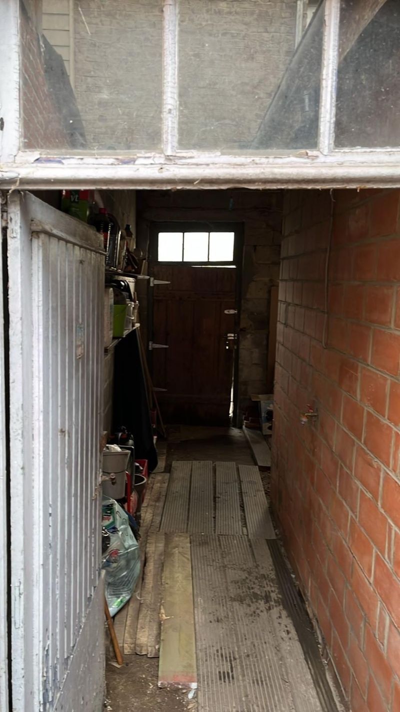 Te renoveren starterswoning met ruime tuin foto 7