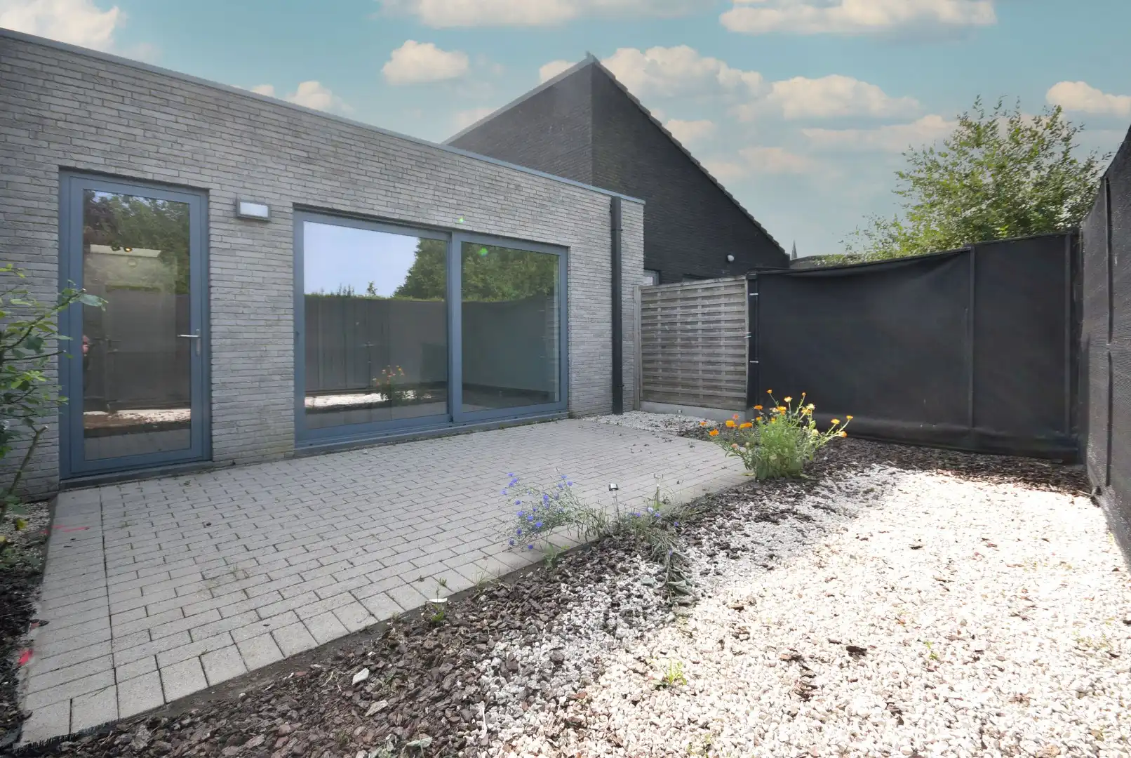 GEZELLIGE GELIJKVLOERSE WONING MET TUIN, TERRAS EN PRIVATIEVE PARKING foto 9