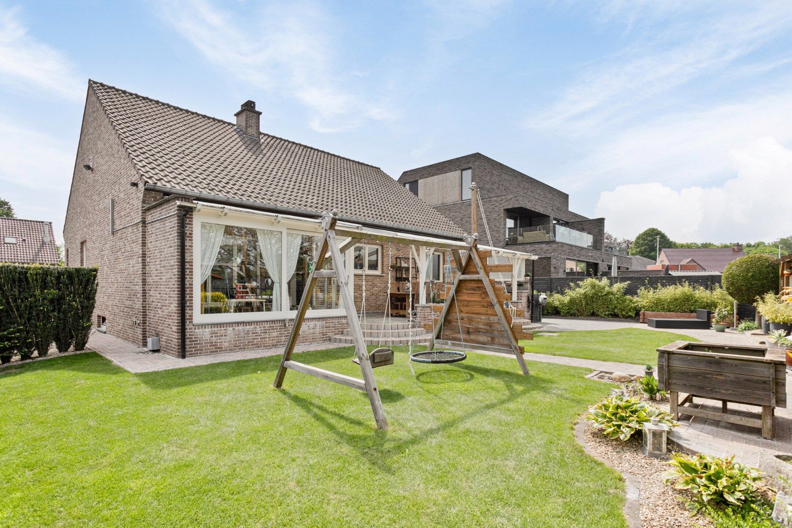 Instapklare villa met 3 slaapkamers, kelder, garage en prachtige tuin met buitenkeuken foto 28