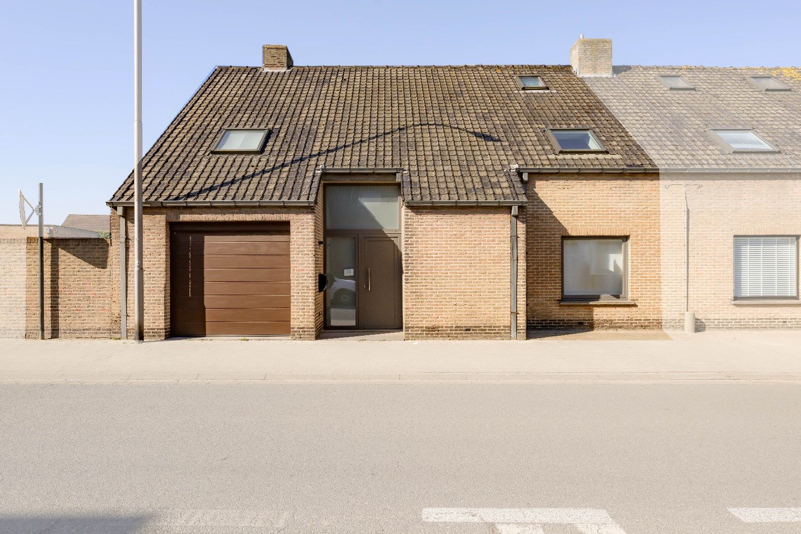 Hoofdfoto van de publicatie: CENTRAAL GELEGEN WONING IN HARTJE MEULEBEKE MET 3 SLPKS | TUIN | GARAGE