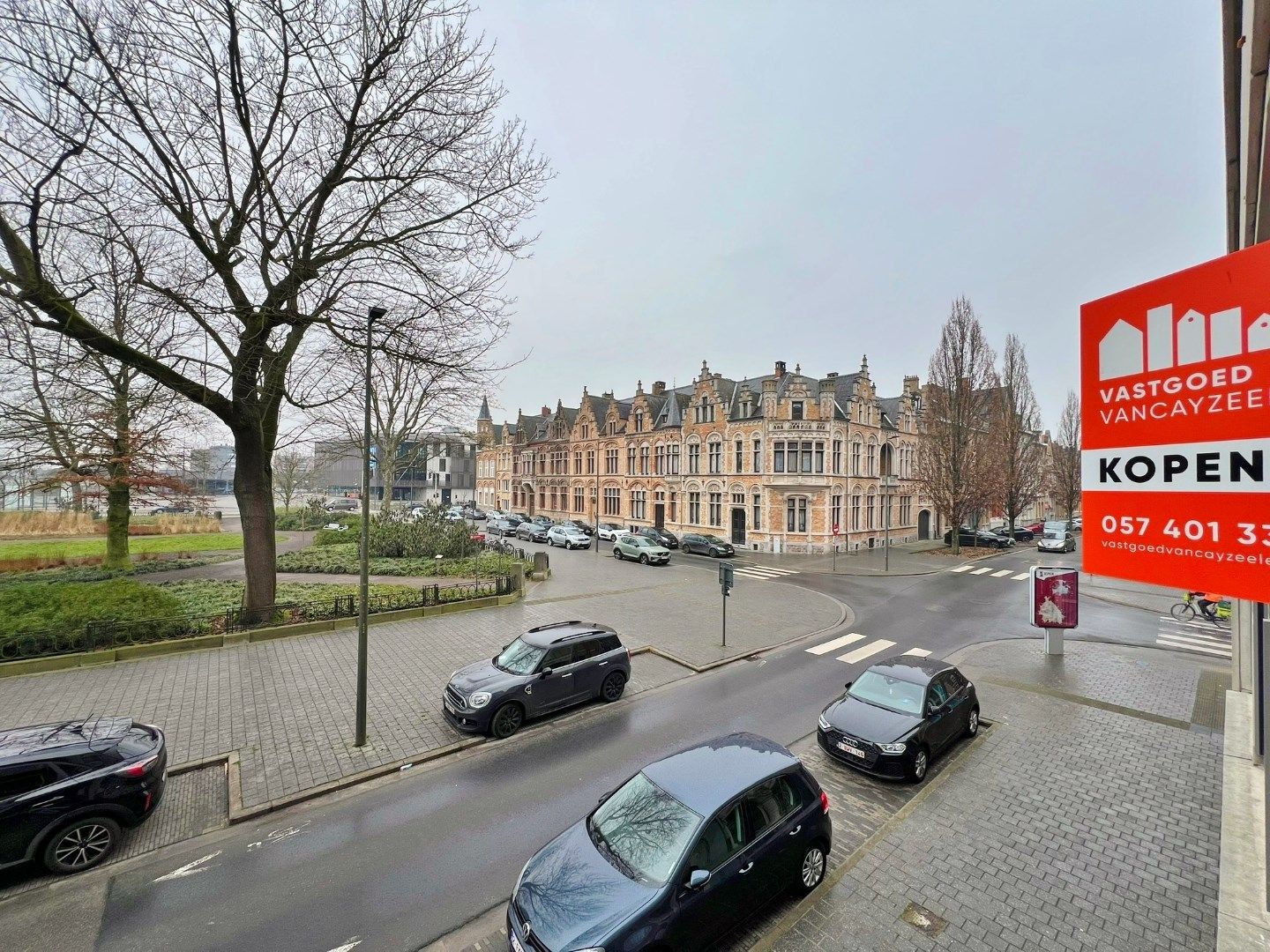 Ruime en goed onderhouden appartement met zicht op het Colaertplein. foto 9