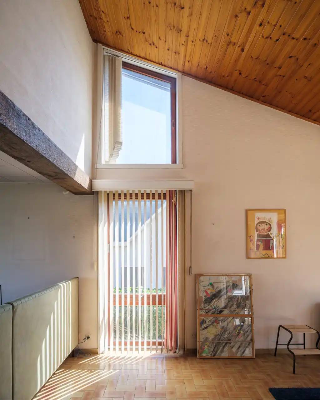 Mid-century modern villa met vier slaapkamers, verdeeld over drie niveaus, gelegen op een groen perceel in Lievegem. foto 11