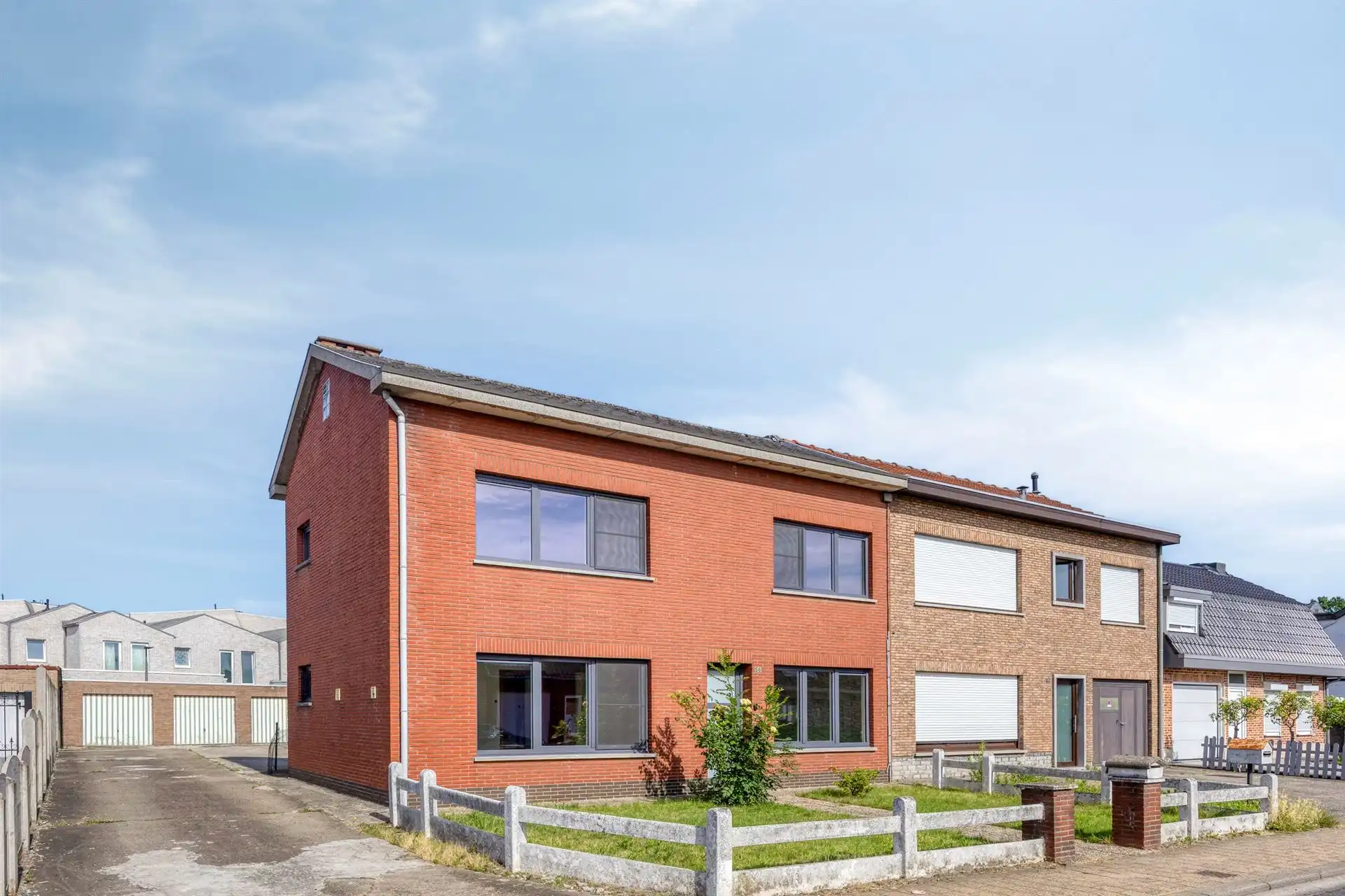 Woning met 3 slaapkamers, terras en 7 garages.  foto {{pictureIndex}}