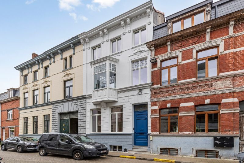 Statige burgerwoning met ziel in hartje Sint-Amandsberg! foto {{pictureIndex}}