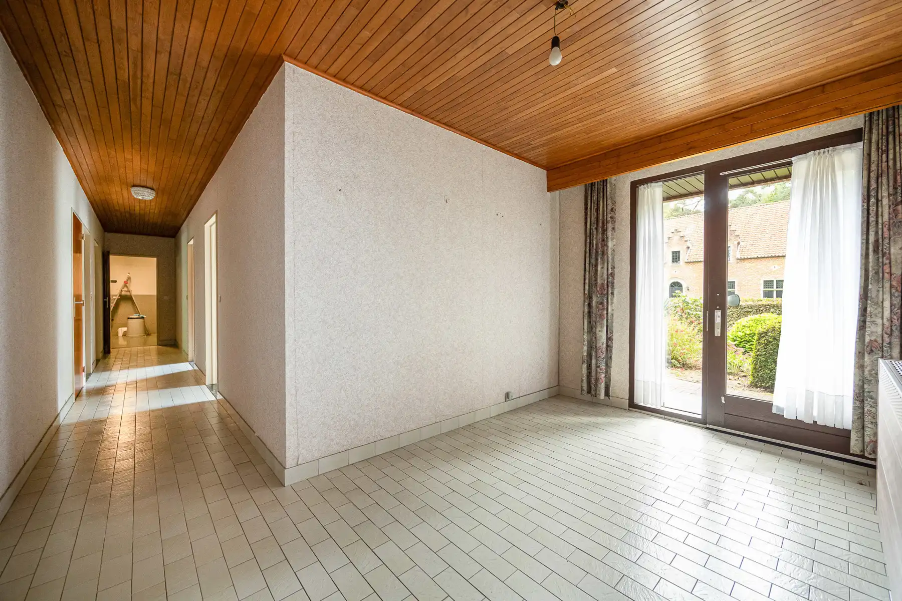 Laagbouwvilla op residentieel perceel van ca. 1.783 m². foto 5