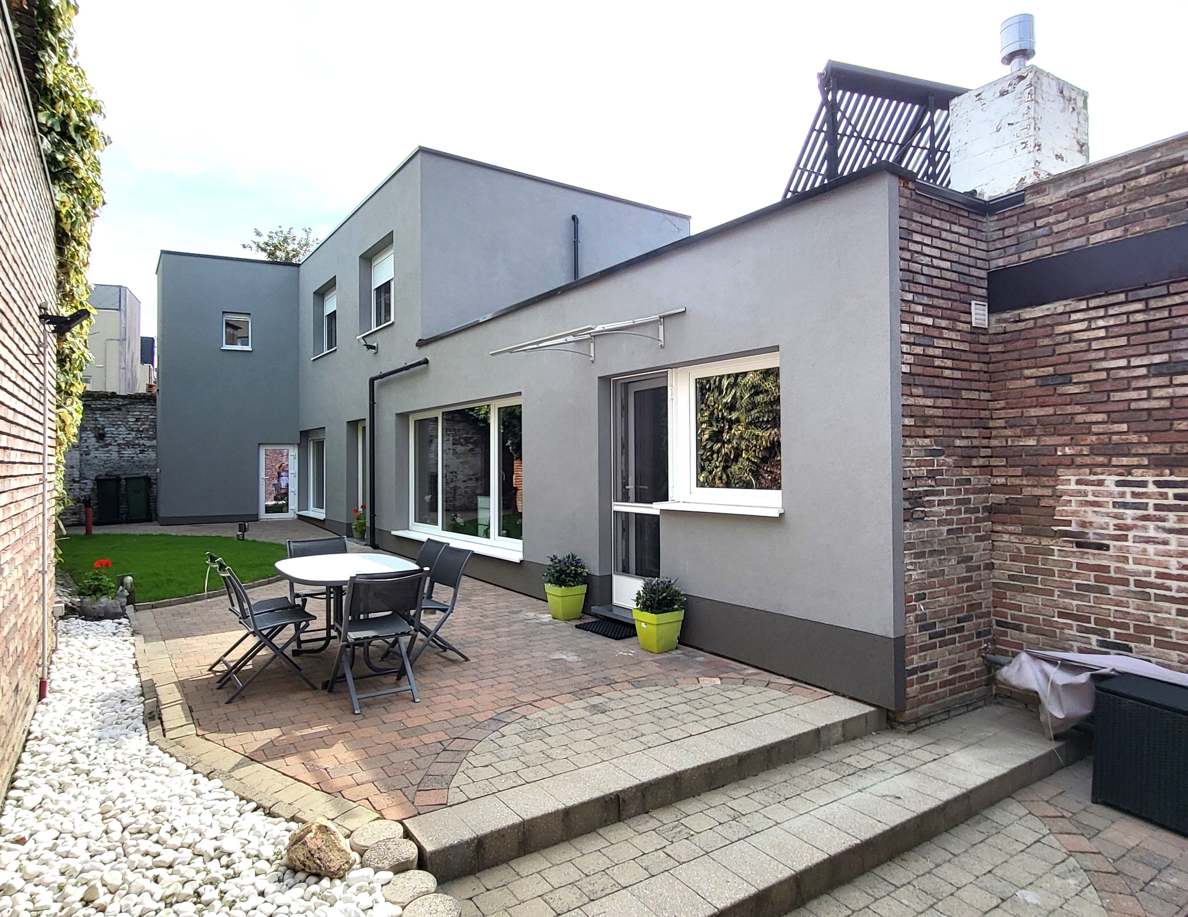 Knap gerenoveerde stadswoning op 194m² met tuin en garage. Topper! foto 1