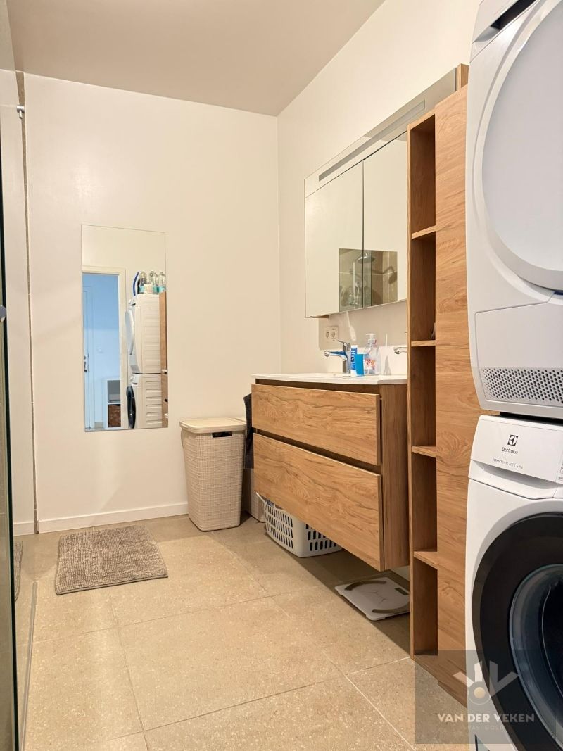 Stijlvol appartement met riant terras en 2 SLPK in hartje Hasselt foto 9