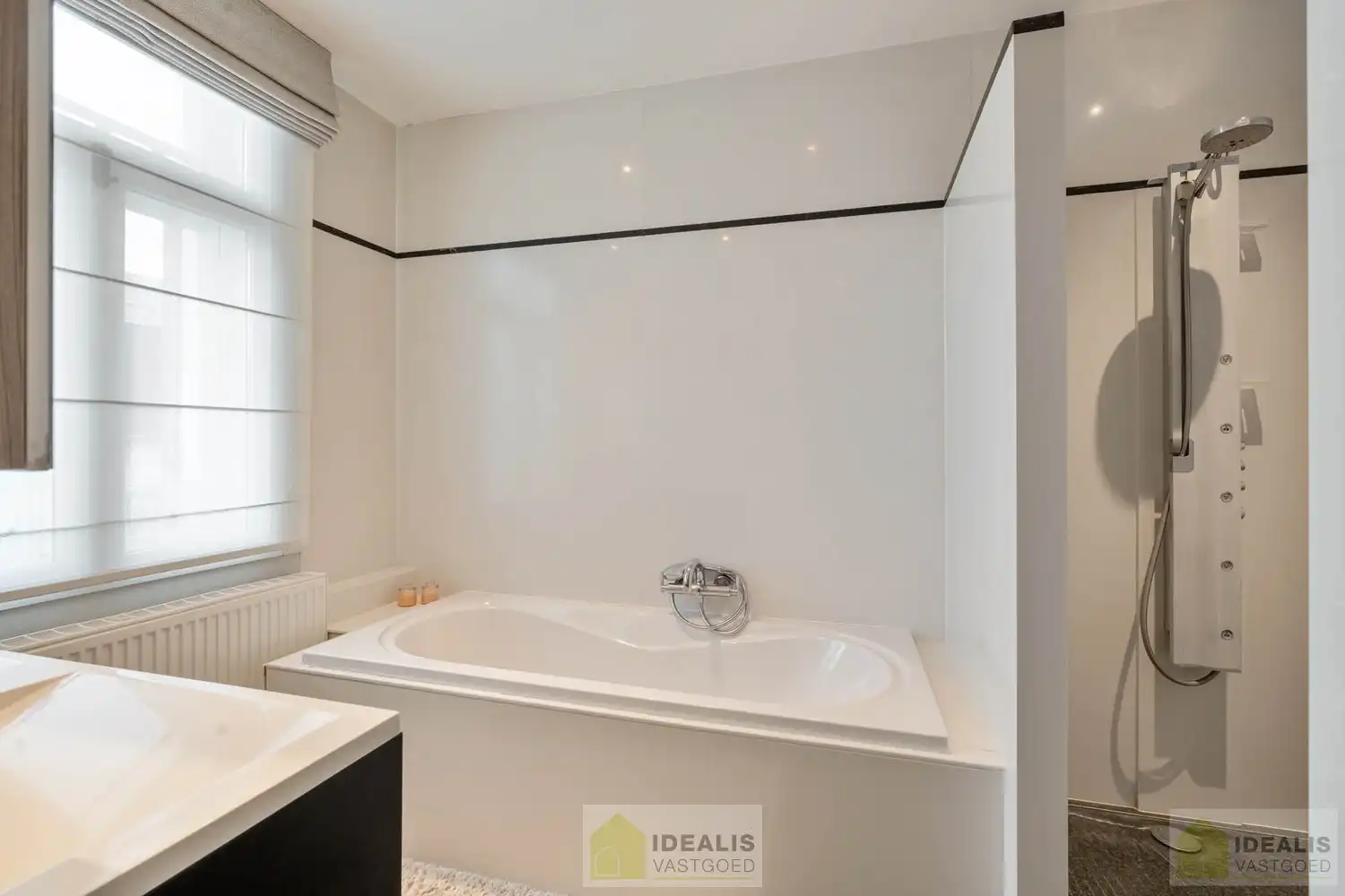 IDEALIS VASTGOED - Gerenoveerd duplex appartement gelegen op het Itterplein in het Brouwershof, kortom wonen op een unieke locatie in een pand met een rijke geschiedenis!! Dit ruime duplexappartement omvat maar liefst ca.155m² bewoonbare oppervlakte en voorzien van een ruime woonkamer met aansluitend keuken, badkamer voorzien van bad en douche, 3 slaapkamers en ruim dakterras. Uiterst geschikt voor kandidaten op zoek naar een instapklaar duplex appartement op een toplocatie midden in hartje Opitter, Bree! foto 12