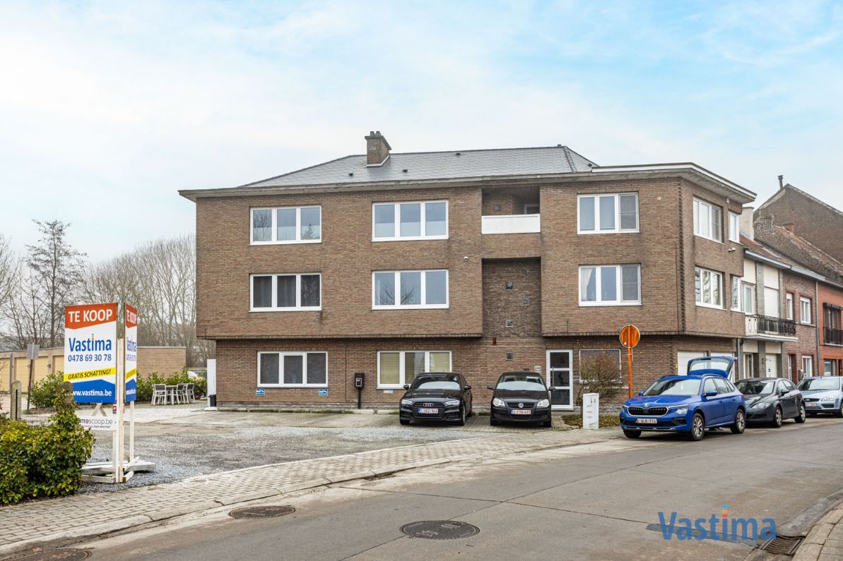 Ruim appartement met 2 slaapkamers en garage in rustige stadsrand foto {{pictureIndex}}