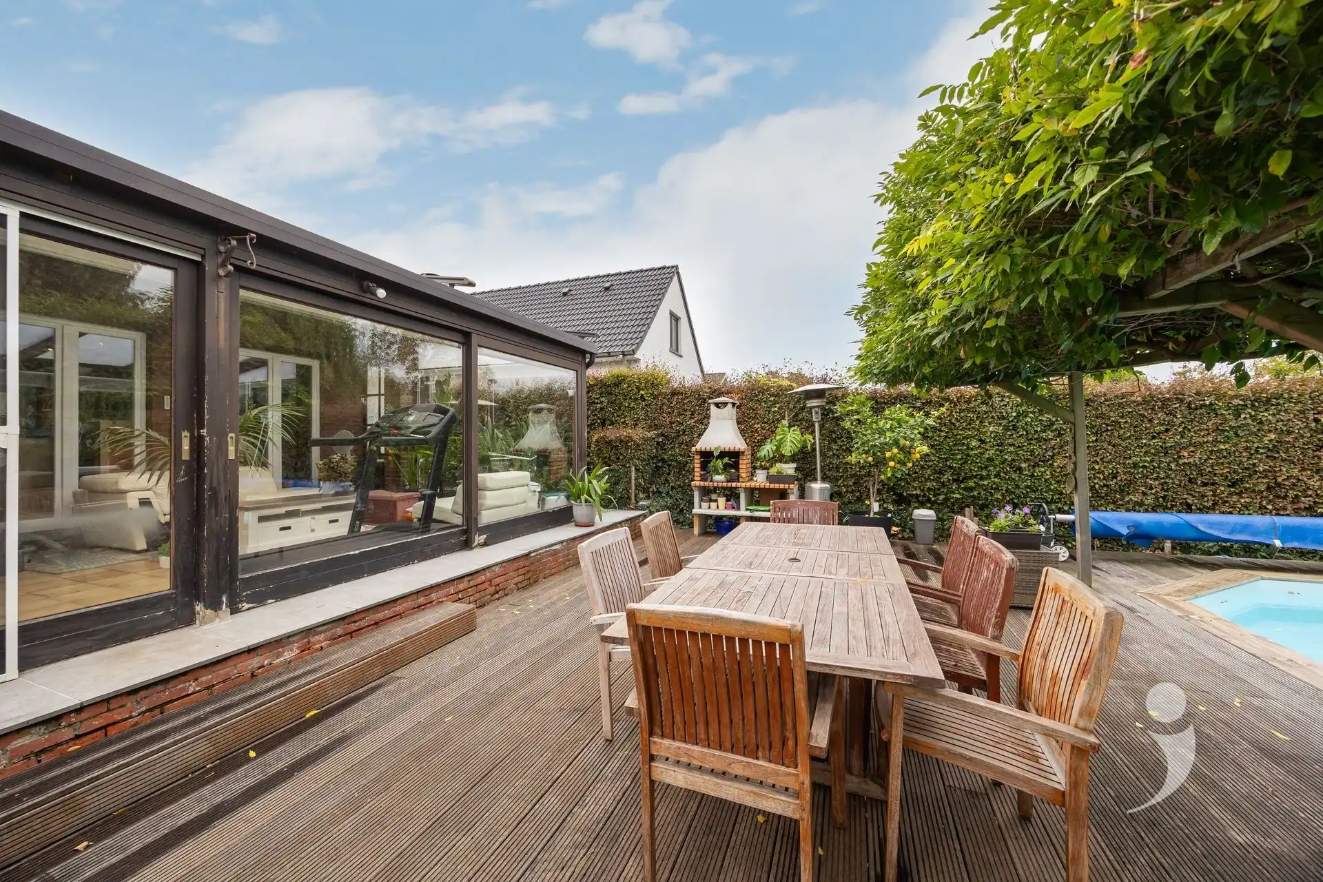 Gerenoveerde bungalow met zwembad in een rustige woonwijk foto 25